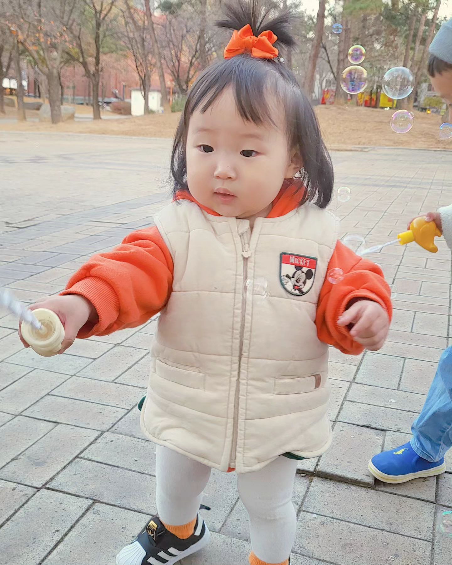 #사랑해리우야 #지난일상

비눗방울 놀이는 즐거워 ❤️

#14개월 #14개월아기 #대구맘 #대구맘소통 #육아맘 #육아소통 #육아 #육아맞팔 #육아일상 #육아일기 #아기일상 #아기스타그램 #아기 #아기ootd #대구맘스타그램 #baby