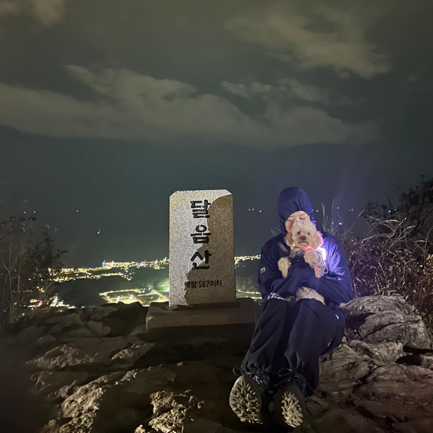 아리야 포야 간식도 고마워♥️ 아리랑 함께해서 더 재밌는🥹 
#야등#달음산#낙엽#가을산행