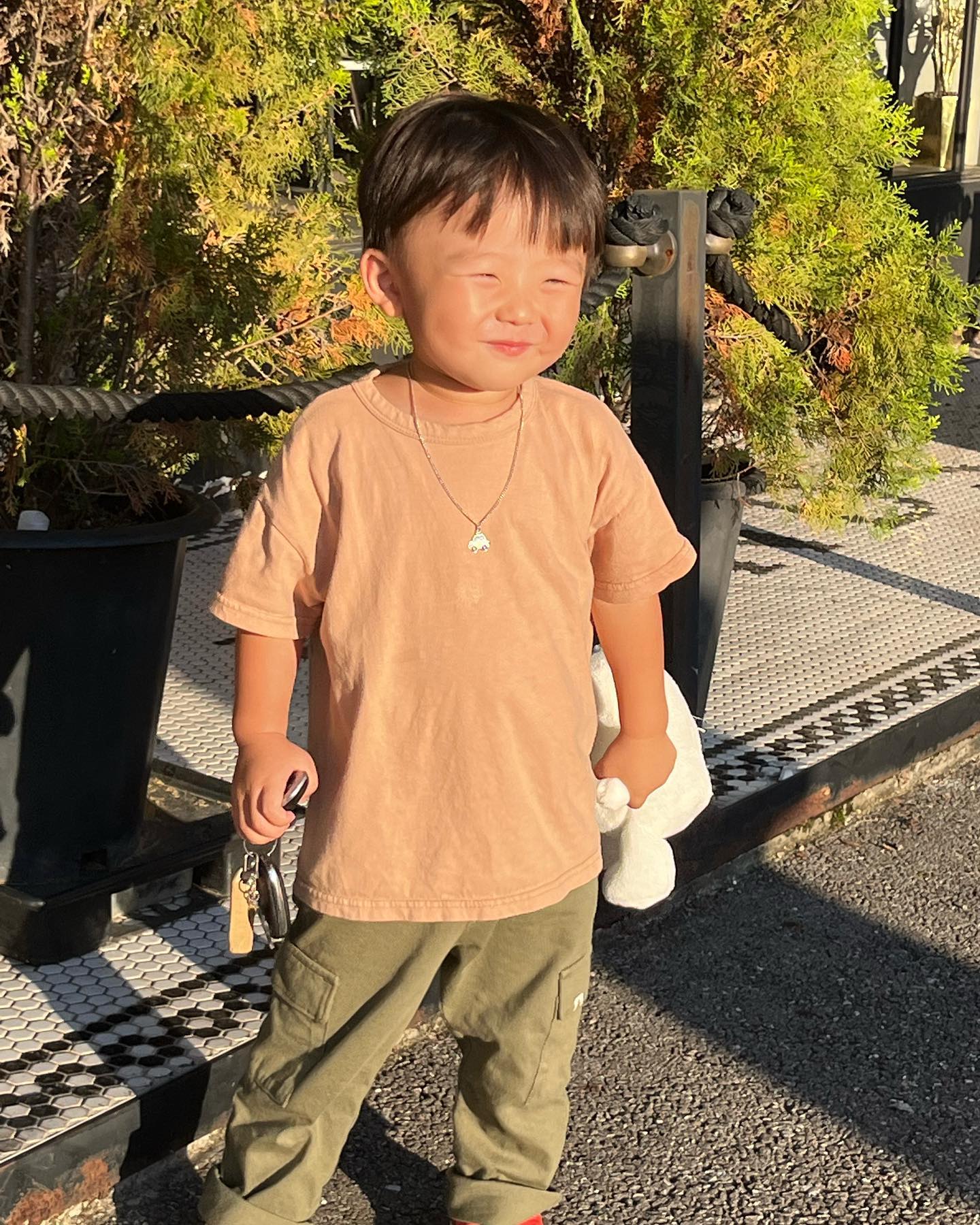 동내 이장님이세요,,?🫶
가을냄새 폴폴 나는 요즘
가을🍂스럽게 입혀서 얼집다녀오셨눈데
고슴도치맘은 오늘도 아들에게 취했네요 하하,, 너무 멋지잖아;;