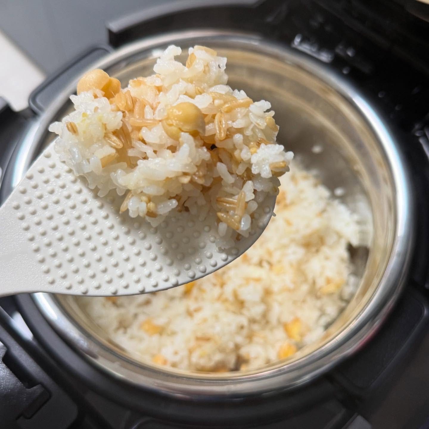 #협찬
맛있는 잡곡밥 , 쿠첸 그레인(Grain) !

스테인리스 클린커버, 올스테인리스, 파워락으로 2.1초고압을 구현하여 잡곡밥을 더욱 부드럽게 즐길 수 있어요. 쿠첸이 국내 최초 개발한 2.1기압(121도) !! 초고화력으로 찰진 밥맛, 잡곡 취사에 탁월하답니다❤️ 

위생적인 프리미엄 스테인리스 316Ti 소재는 고열/고압력에 강한 강력한 내구성을 가지고 있고 쿠첸이 개발한 논스틱 기술이 적용돼 눌어붙음을 최소화한 것이 특징이에요 !

건강한 메뉴+ 기능이 정말 신기한데요~ 잡곡 품종, 쌀 품종 별 맞춤 알고리즘이 탑재되어 있어서 각 품종에 맞춘 최적화된 밥맛을 제공해요. 진짜 어떤 잡곡을 넣든 밥 맛이 장난아니더라구요🥺👍🏻

농협양곡과 협업을 통해 삼광미, 친들미 2종도 출시했다고 하니 맛있는 잡곡밥은 쿠첸 그레인과 함께즐겨보세요 :)

cuchen_kr
#전기밥솥 #전기압력밥솥 #압력밥솥 #스텐밥솥 #잡곡밥 #쿠첸 #쿠첸밥솥 #잡곡 #잡곡밥쿠첸 #쿠첸그레인 #주부스타그램 #맛스타그램  #그레인밥솥 #쿠첸그레인밥솥 #주방인테리어 #주방템