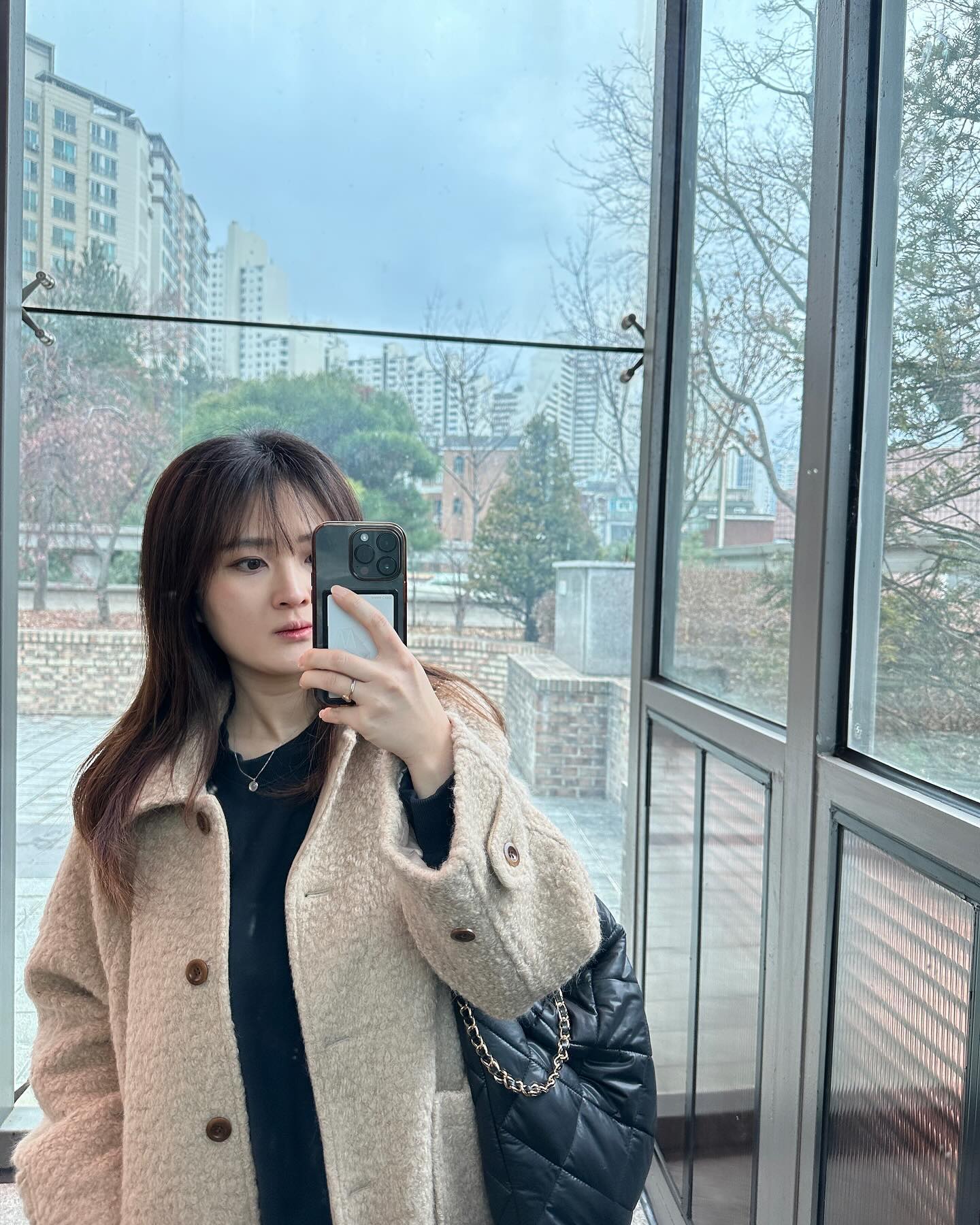 오늘도 퇴근 후..^_^
눈이 펑펑 오더니 지금은 비가 오나 보네요?!
얼릉 들어가서 냥이들과 휴식을..🫠
오늘 너무 집중 안돼서 팀원분들 꼬셔서(?) 편의점으로 탈출해서 달달구리 사먹었는데 먹고 나니 능률 5천배 돼서 일 다 끝내부렀습니다

역시 최고의 연료는 당류입니다

아우터 : #오케플 #노팅부클코트
상의 : 오케플 레터링 맨투맨
바지 : 오케플 #에어핏플리스
가방 : #라리샵 #패딩가방

#출근룩 #데일리룩 #ootd #출근룩기록 #데일리코디