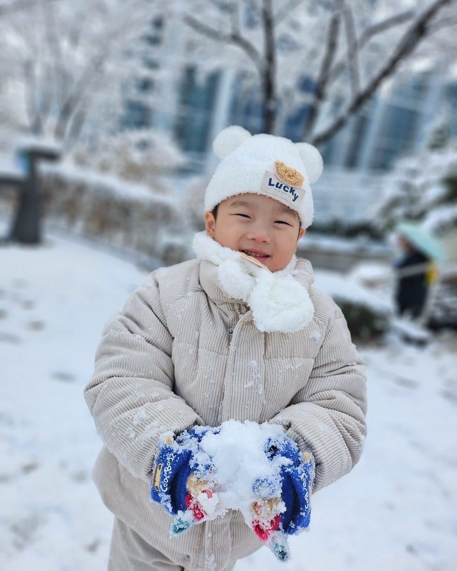 첫눈오던날☃️
친구들과 신나는 눈싸움❄

#첫눈❄️ #눈내리는날 #눈싸움 #첫눈오는날 #snow#wintersnow #첫눈 #snowsnowsnow #kidmodel #snowday