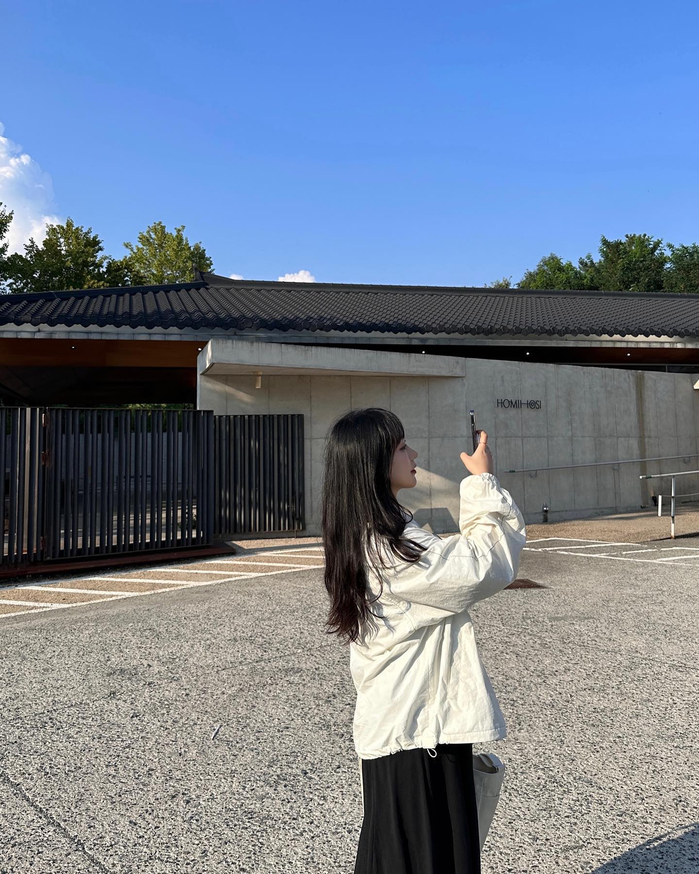 차 타기전에 잠깐 하늘 이뻐서 찍고있는데 
그런 내가 이쁘다고 차에서 내려 사진찍어주는 칭구🥹 
어울리는 노래까지 골라줘따🌿
감덩이야 벱비 ☁️💙
이런칭구 진짜 읍다읍써 ~~🤤

#대구 #경산 #호미호시 
#대구카페 #경산카페