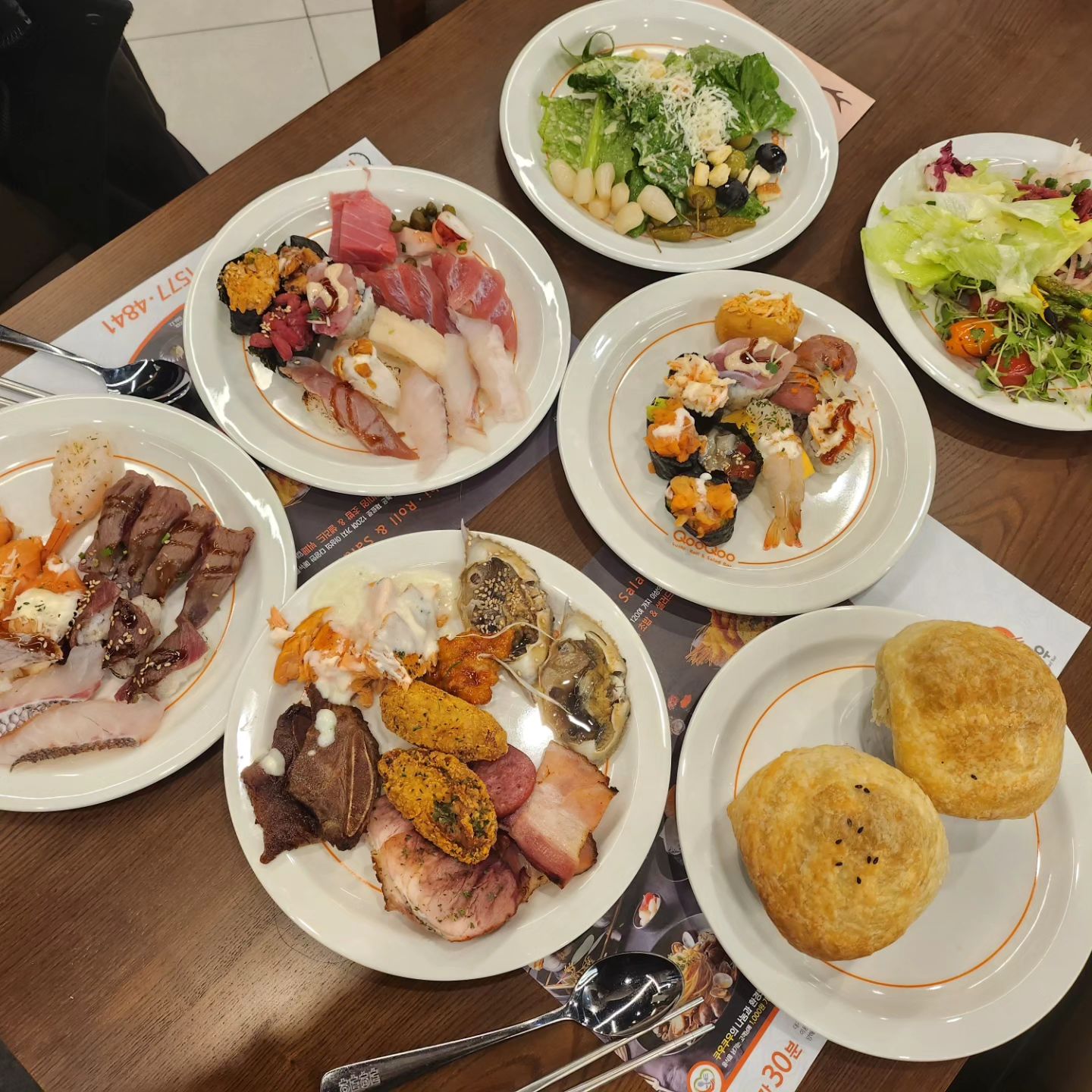 #협찬 #쿠우쿠우 #쿠우쿠우골드 #강동맛집 #굽은다리역맛집 #천호동맛집 #강동초밥 #강동초밥뷔페 #천호동초밥 #천호동초밥뷔페 #천호맛집

쿠우쿠우 골드 처음 다녀왔어요~~~
넓고 종류 많고~~ 딱 내스타일 부페집이에요
야무지게 후식까지 먹고 왔어요
이왕이믄 골드로 가보세요~~

우쿠우 골드는 뭘까 궁금했는데
300평 이상, QSC(품질,서비스,청결)점수가 본사 심사 기준 A등급 이상,암꽃게장,민물장어초밥,알라바마 연어통구이 등과 BBQ메뉴가 제공되는 매장
- 홈플러스 주차장 내 3시간 무료 주차 가능
- 쿠우쿠우 골드 강동점은 홈플러스 정기휴일에도 정기휴무일 없이 정상 영업