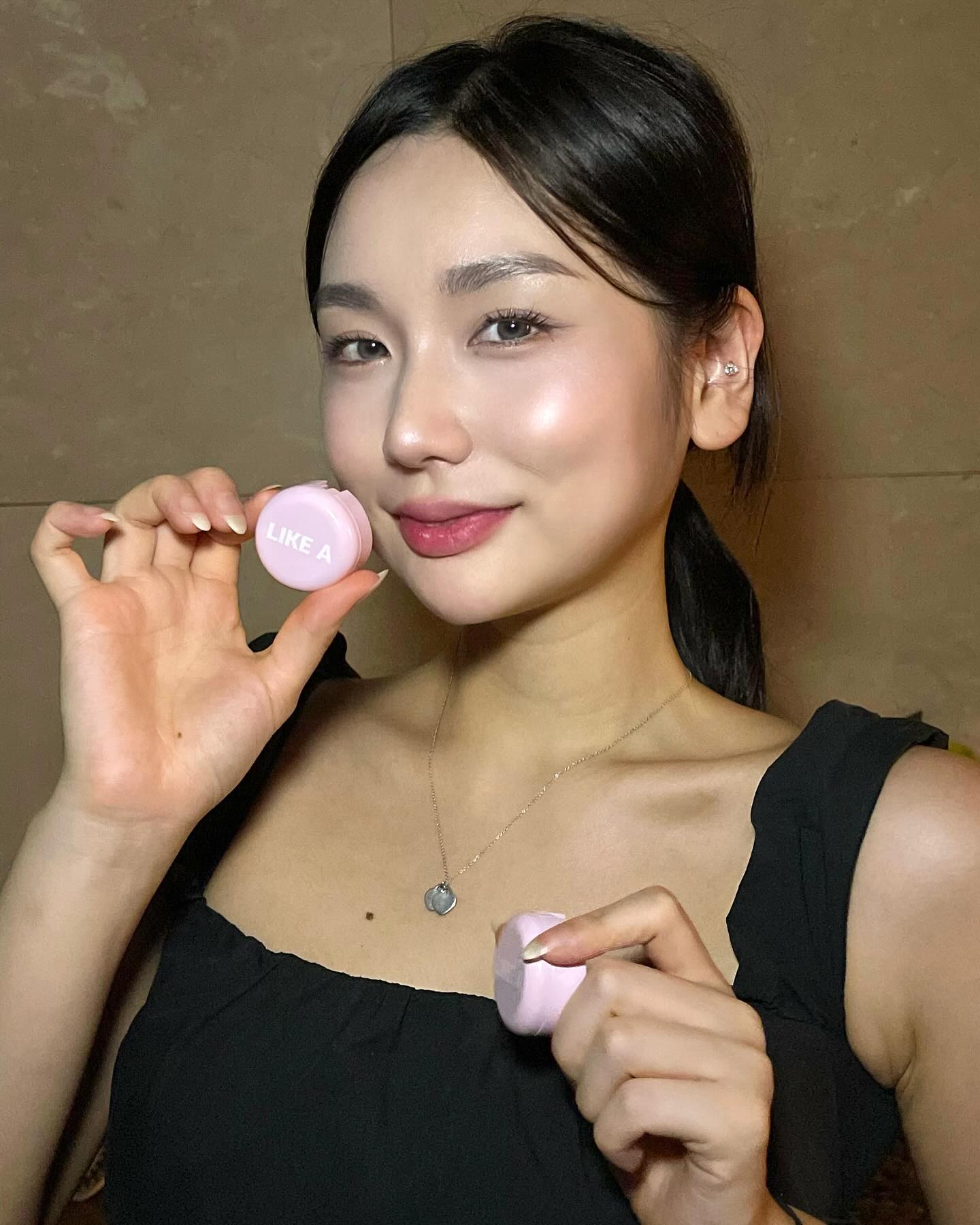은은한 펄 섀도우부터 반짝거리는 글리터까지
핵시글리터 함유로 반짝거림을 극대화한 화려함까지 볼 수 있는 블레스문의 미니라이크어섀도우 6개를 소개합니다✨✨

블레스문 아이섀도우는 발색이 엄청 좋더라고요:)
발색뿐만 아니라 글리터의 밀착력까지! 
여름의 습한 날씨에도 불구하고 밤까지 지속돼서 너무 좋았던 미니라이크어섀도우🩷
.
.
.
.
.
.
.
.
.

#광고 #블레스문 #BLESSEDMOON #솝팔레트 #미니라이크어섀도우 #SOAPPALETTE #MINILIKEASHADOW #아이섀도우 #섀도우추천 #뷰티 #makeup #20대여자선물 #선물추천 #kbeauty #koreanmakeup #girl #girly #eyeshadow #makeup #메이크업 #협찬 #팔로우 #좋반 #좋아요반사 #좋아요 #선팔 #인친 #like #like4like #fff #셀카