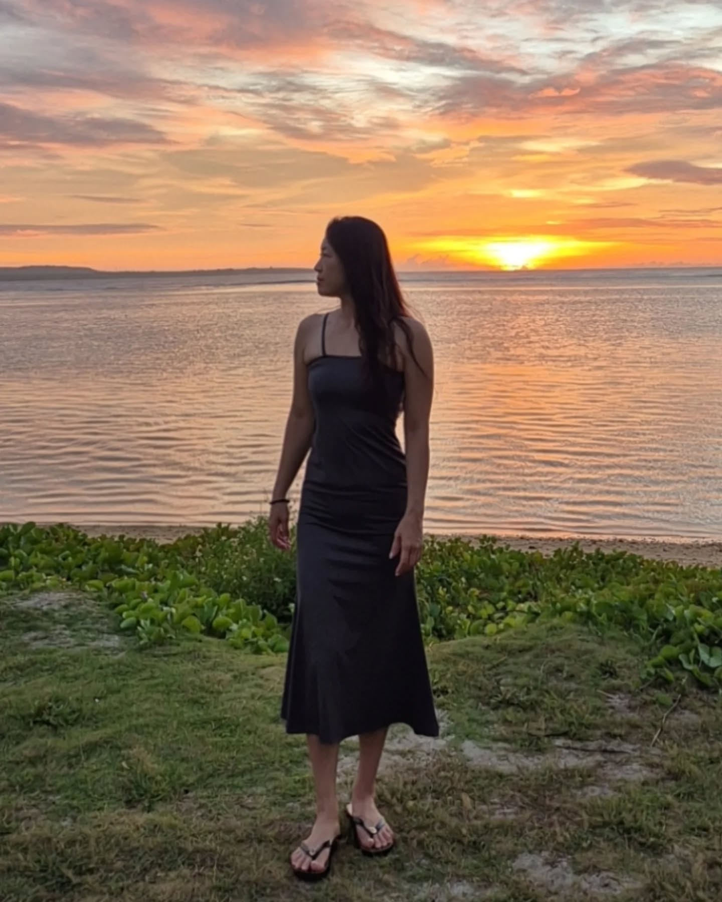 옆으로 
#휴양지룩 #sunset
머메이드라인 나시 원피스입고 #ootd
사이판 일몰 감상하는데 바다위에 펼쳐지는 
붉은 노을이 넘 아름답더라고요~^^
유니프렌드님들 같이 감상해보아요~~^^
그네위에 서서 사진도 찍고 ㅎㅎ 
seaside grill 에서 석식먹고 리조트 산책하며
배부른 배를 소화시키고 싶었는데 마니묵어서 
소화가 안되었다는 ㅋㅋ