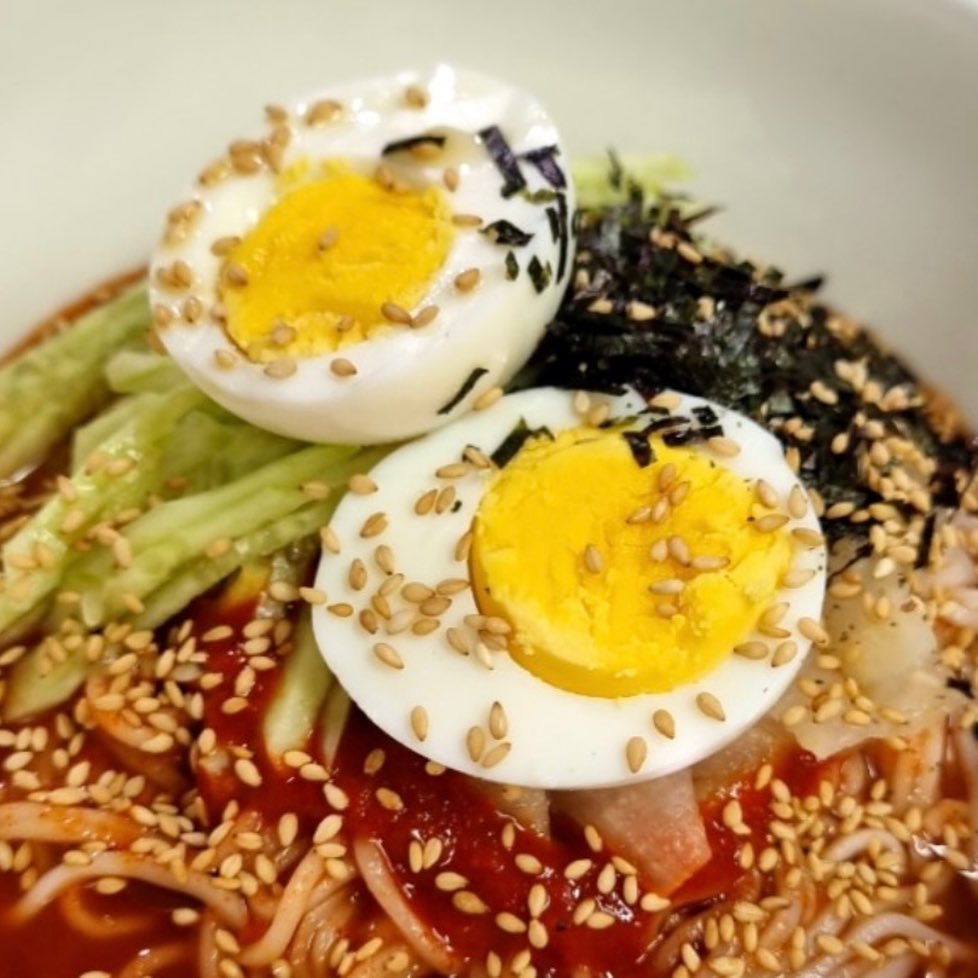 #협찬 #불국수 #하뚜핫뚜떡볶이 
 
매콤하게 얼얼하게 맛있는 국수가 생각날 때
🌶️ 하뚜핫뚜 불국수 🌶️

SNS에서 핫한 송주불냉면 국수로 즐길 수 있답니다 ✨

✔️ 화끈한 무언가가 땡기는 그 날에 생각나는 핫한 국수 🍜

👏 소스양 조절해서 매운맛으로 즐길 수 있어요 👏

〰️ 적당한 맵기 : 양념장 1/2
〰️ 매콤한 맵기 : 양념장 2/3
〰️ 제일 매운 맵기 : 양념장 1/1

👤 매운걸 못먹는 분들부터 잘 드시는 분까지 👤
모두모두 맛있게 즐길 수 있답니다 

맛도리 국수 먹고 싶은 날 💨💨💨
하뚜핫뚜 불국수가 딱이죠 🙌

🥢 생면을 사용해 쫄깃 고소한 식감을 느낄 수 있어요 🥢

.
.
.

👩‍🍳 레시피 👩‍🍳
🌶️ 매콤한 맵기 ( 양념장 2/3)
🥚 계란 추가

.
.
.

➿ 매콤한 냄새가 식욕을 불러일으키는 핫핫 불국수 ➿

🍎 캡사이신 없이 국산 과일 | 채소와 🥕
3일 저온 숙성으로 만들어진 단맛을 느낄 수 있다고 해요 

저는 계란만 추가로 넣었지만 🥚
라면 사리 | 어묵 | 대파 등 곁들일 수 있는 재료를 듬뿍 넣어
드시면 더 맛있게 즐길 수 있답니다 🥢🥢🥢

#광고 #로시마켓 #불국수 #비빔불국수 #로시불국수 #로시마켓불국수 #송주불냉면 #맵기조절 #송주불국수 #비빔국수