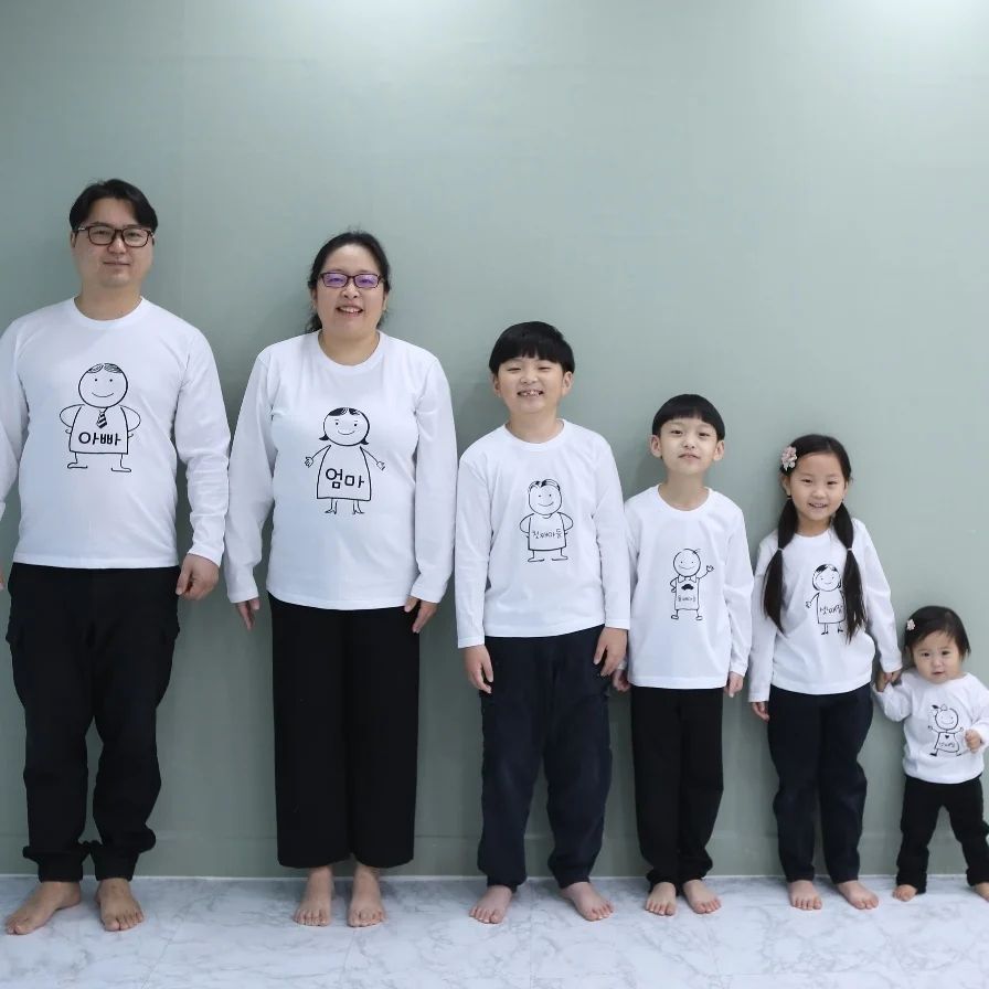 울 하령이 돌 촬영했어요^^

사진보면서 울컥했다가 웃기도하고ㅋ

가족사진이 잘나와서 뿌듯하네요^^