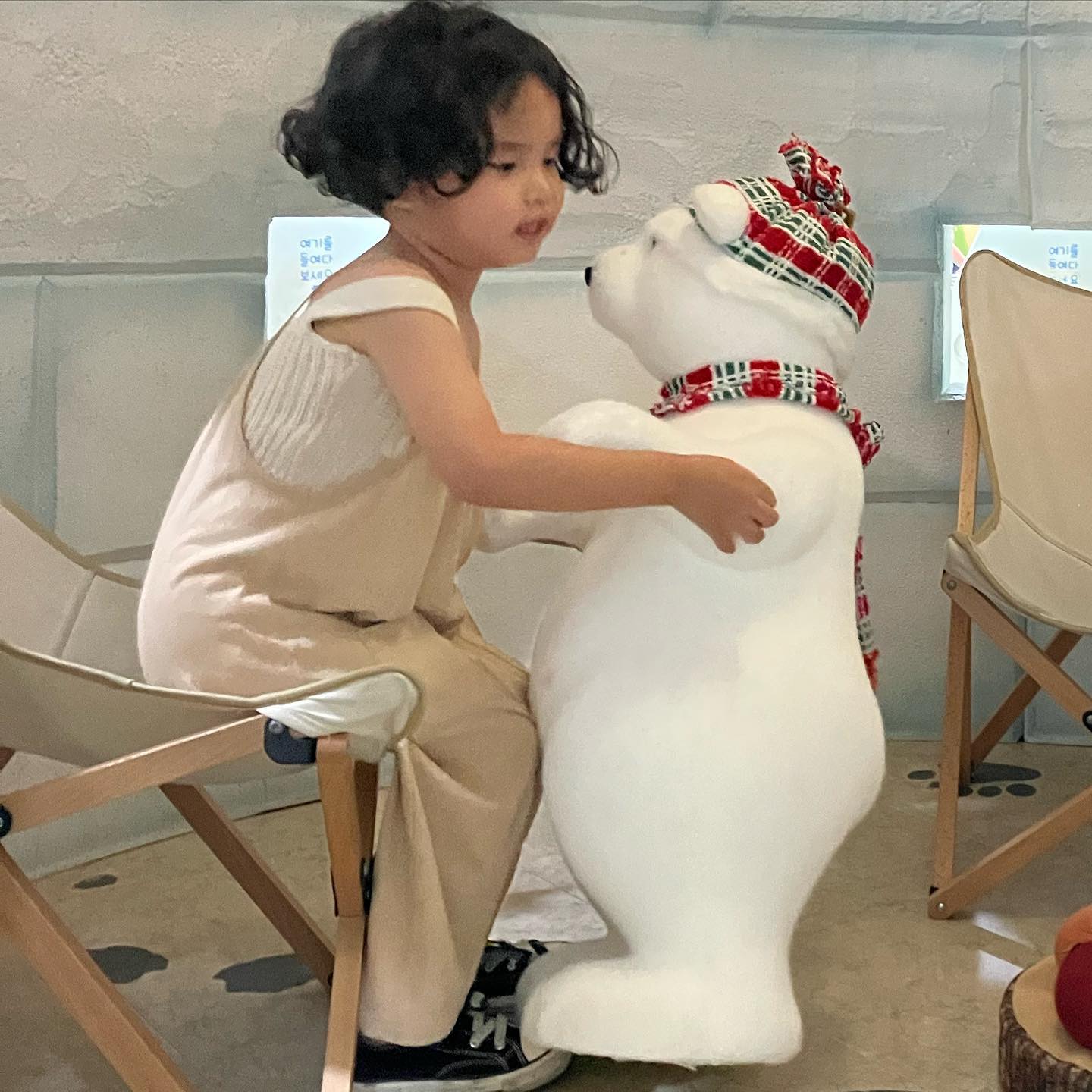 나의 오랜 인스타 방학ㅎㅎㅎ

1. 미국엔 케니지 한국엔 박지
2. 요즘 포옹을 자꾸 하려해서
사랑많은 아들이 상처 받는 사건 많음🥹
3. 박지 옆에 홍금보 아니고 박금보씨
4. 아빠의 숙명
5. 5살아들 전매특허 포효표정