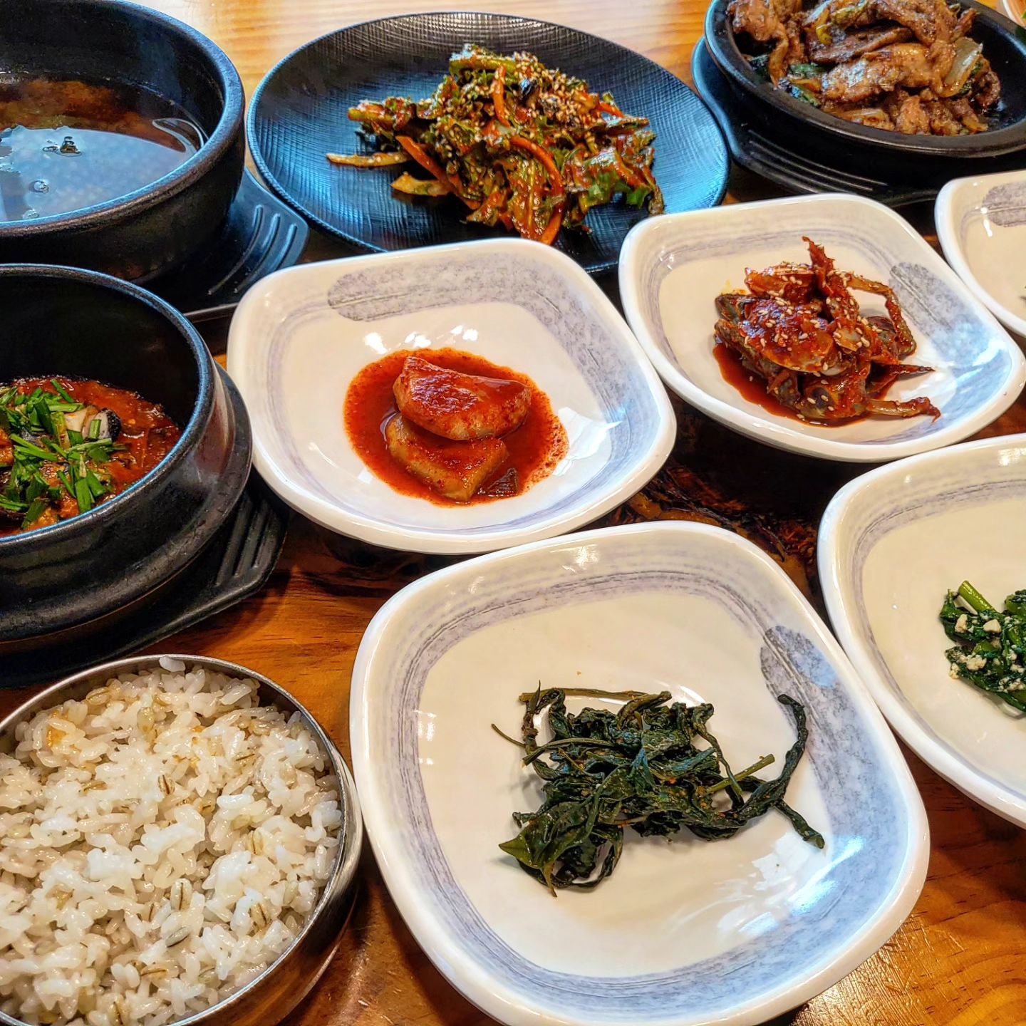 인천 강화군
#행복한시골밥상

강화도 여행 갔다가 다녀온 건강한 시골밥상 느낌의 밥집 😊
단일메뉴로 #시골밥상 만 식사가 가능해요 ㅎㅎ

메뉴구성은 
#사골된장찌개#우렁강된장
#간장제육#고등어구이#우렁초무침
#양념게장#쌈 #제철반찬

반찬 하나하나 다 맛있구요, 
대부분의 반찬은 셀프바를 이용하시면 
됩니다❗️
건강하고 든든한 한끼🫶

🔴인천 강화군 화도면 장화리 191-3
.
#강화맛집#강화도맛집#화도면맛집#강화도한정식#화도면한정식#인천한정식#인천강화맛집#인천맛집추천#강화도글램핑#강화글램핑맛집#강화군맛집#인천글램핑#한식맛집
