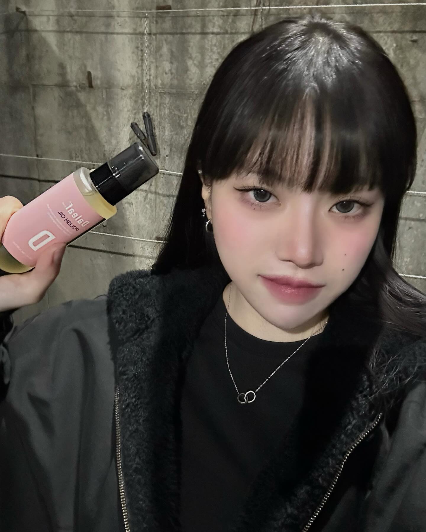 #협찬

🖤 달리프 폴리시 오일 🤍

요즘 바람불고 정전기 일어나서 부시시한 내 머리 
끈적임, 뭉침, 떡짐 없이 
자연스럽게 고정하고싶을때 사용하는 제품 !

✔️잔머리헤어연출이나 웨트스타일링할때도 최고에요

모발손상보호 
식물성오일99%함유
끈적임 없는 마무리감 .. 🤍

올리브영에도 입점 돼 있으니 사용해보세요 ! 🖤

(앞머리 기르는중이라 거지존인데 가닥가닥 포인트주고 
사이드는 고정하는데 사용하는중입니다.. 최고에요 소근소근 ,, 🤧)