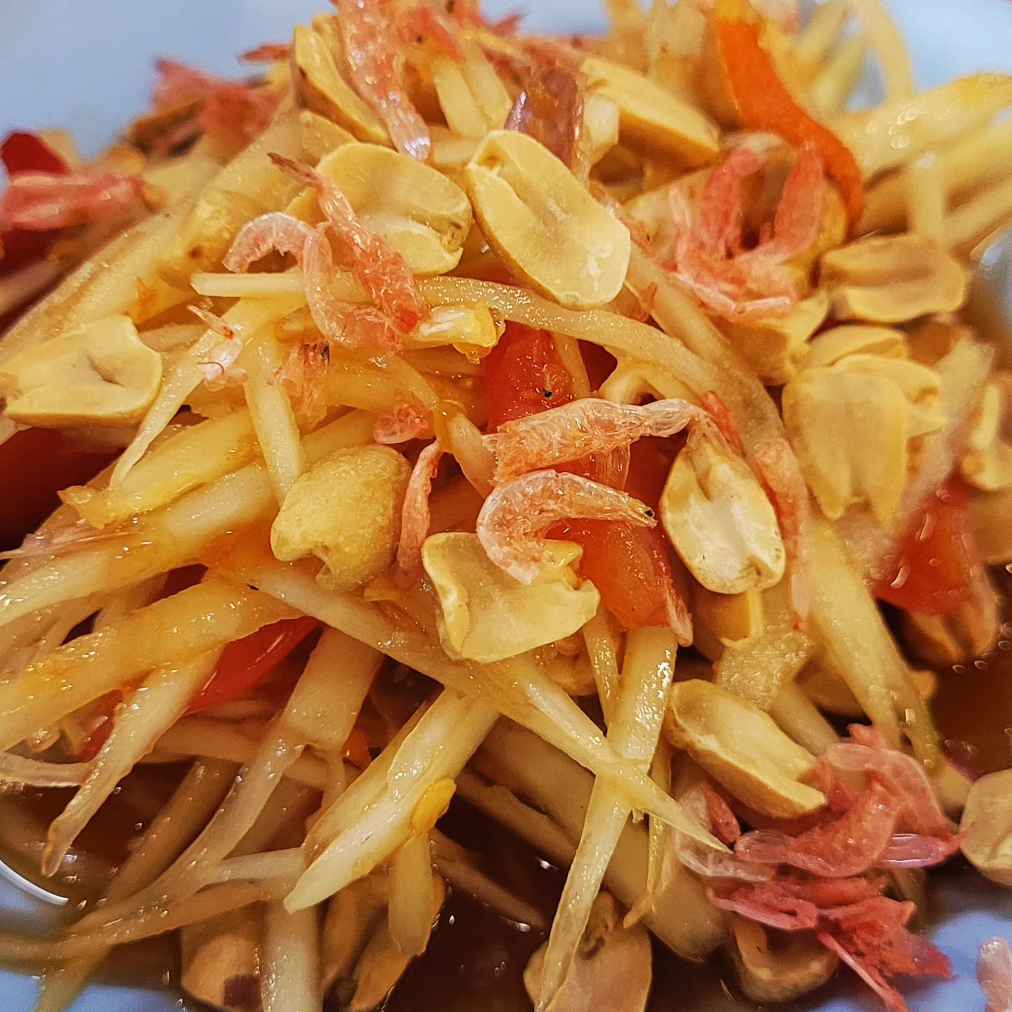 🇹🇭 내가 만든 쏨땀이 젤 맛나
방콕 뷔페 식당에서 만들어본 쏨땀
앞팀 하는걸 유심히 본후
방콕 이모님 지시하에
내식대로 만들어봄
이모님이 준 설탕은 조금만 넣고
베트남 고추는 좀더 넣어 만든 첫 쏨땀
남친이 입맛 저격 태국서 먹은 쏨땀 중
젤 맛나데~~😁😁😁

📍 태국 쏨땀 만들기 너도 할수 있어

#태국쏨땀 #너도할수있어 #태귝여행 #쏨땀만둘기 
#쏨땀 #내손내만👐
