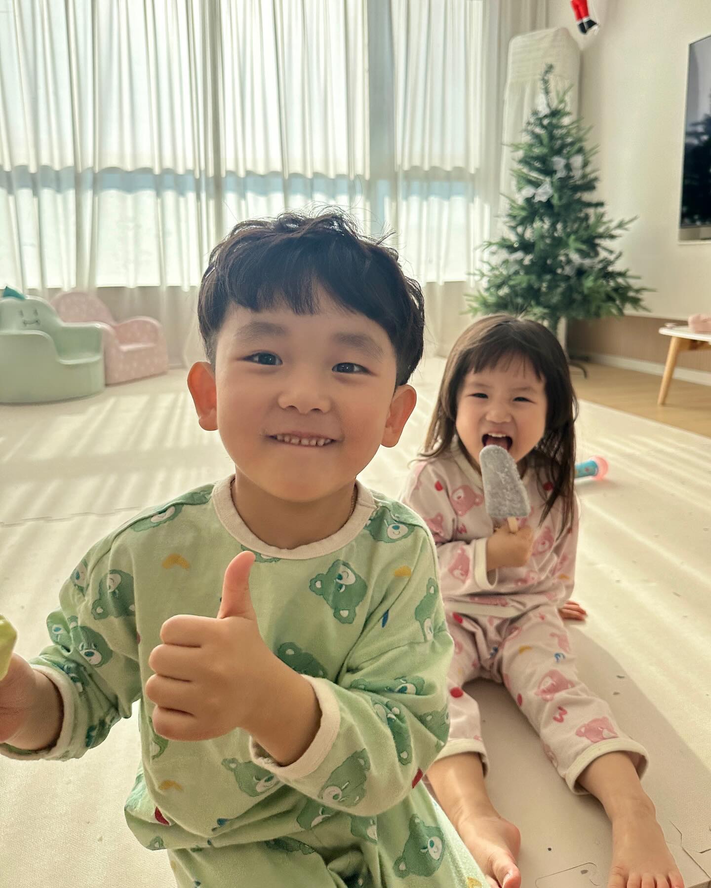 아이들 있는 집은
하루 시작이 참 빠르죠…? 
저는 오늘 7시에 일어났어요 😚
 ⠀
아침 든든하게 먹고
후식으로 귤까지 먹었지만
달콤한 아스쿰도 포기 모태!
체력도 대단하지만
먹성도 대단한 아이들,,
 ⠀
오늘 강추위라 해서 집콕 할 건데
뭐 하고 놀죠
임산부 엄마는 죽오땨 ㅠㅠ
 ⠀
 ⠀