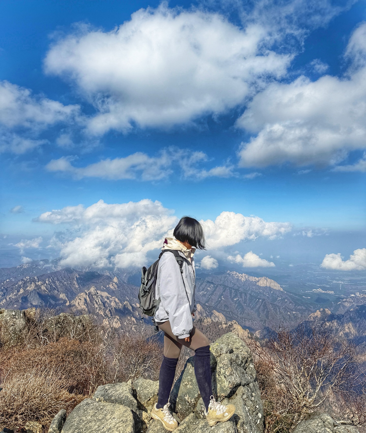 -
#설악산 1,708m #등산코스
⠀
지금까지 했던 등산 중 제일 난코스였는데🤦🏼‍♀️
정상가서 경치보고 녹아내렸다 🏔️
⠀
🍁등산코스(대청봉 코스) / 15.5km
오색약수터(주차)-> 한계령까지 택시이동->한계령 휴게소->한계령 삼거리->중청 대피소-> 대청봉->설악 폭포->남설악탐방
⠀
⏰소요시간 8시간
⠀
🤎설악산 등산 꿀팁🤎
▶️중청대피소 공사중이라서 정상에서 먹을 음식 꼭 따로 챙기기!
▶️코스마다 날씨가 확확 바껴서 얇은 경량패딩, 바람막이, 장갑 필수
▶️바람이 많이 부는 곳에서는 입술이 갈라져서 따가워요. 립밤 챙기세요!
▶️11.15일-12.15일까지 가을철 산불 조심기간이라 등산로 출입 통제 기간이에요.
⠀
⠀