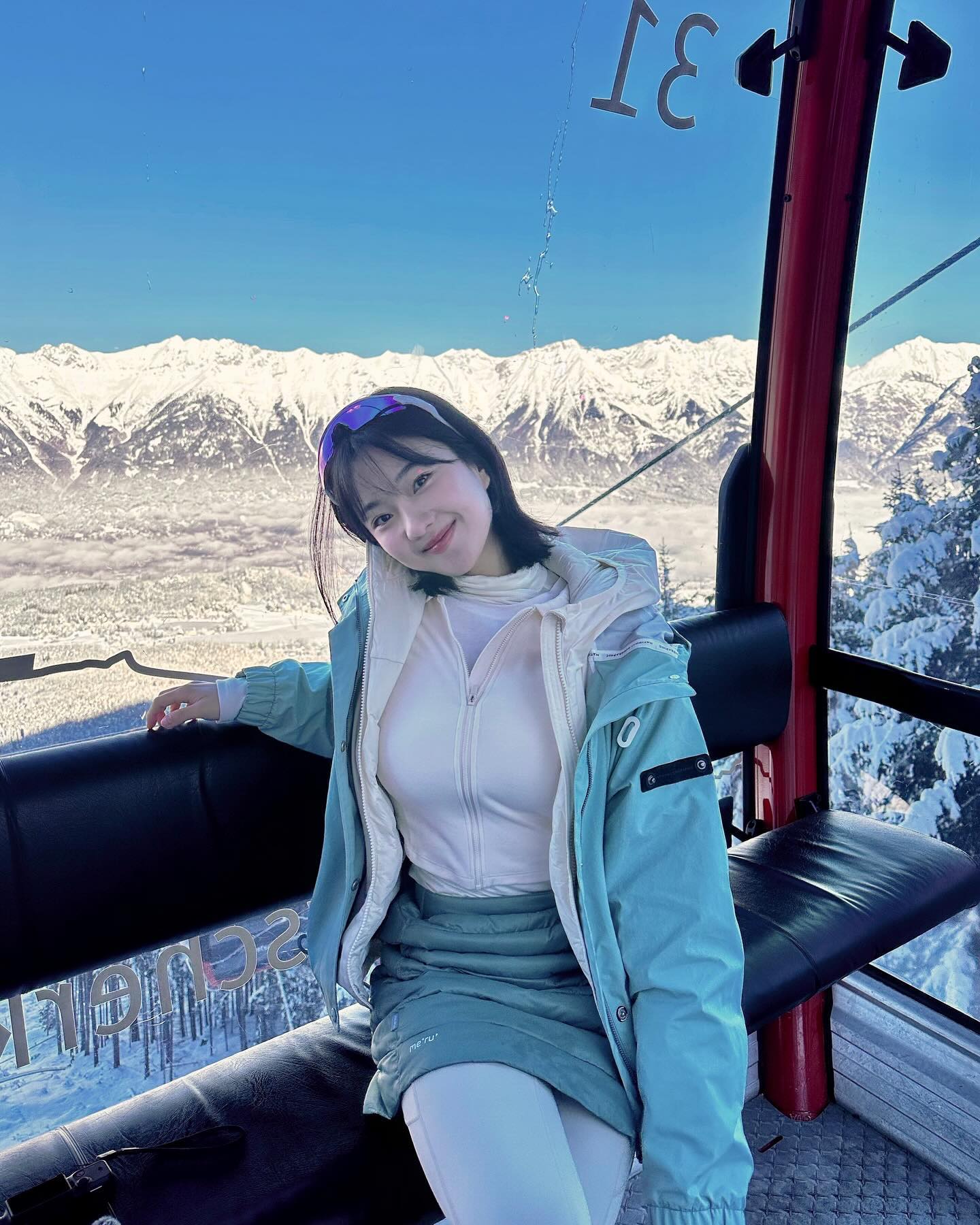 중복된다고 안 올리다가 평생 갤러리에만 있는 사진 백만장이니까 그냥 올려! 🥹 🇦🇹 인스부르크의 #덕유산 (?),, #파처코펠 #케이블카 에서 ,,, 💙#Österreich #patcherkofel #Austria #innsbruck #오스트리아 #인스부르크 #hiking #mountains