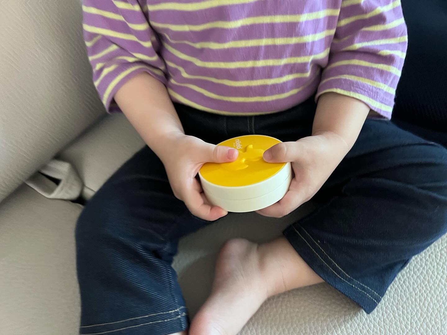 요즘 이준이 여름 등원준비물로 매일 챙겨가지고 다니는 선쿠션

선크림 발라 놓아도 워낙 땀이 많고 활동성 많은 아이라 선크림 바르는 것보다 땀에 씻겨 나가는게 더 빠르더라고요

백탁 현상 없고 발림성 편하고 좋아 
매일 아침 사용하고 있어요

 쿠션 형태라서 두들기는 재미가 있는지 셀프러더 바르고 덧발라도 문제 없는 수분 가득 선쿠션이에요

요즘 같이 야외활동이 많을 땐 자외선 차단 필수죠~ 

#선크림 #선쿠션 #육아 #가족 #선크림추천#일상 #화장품추천 #유아화장품추천 #노엘로힐스