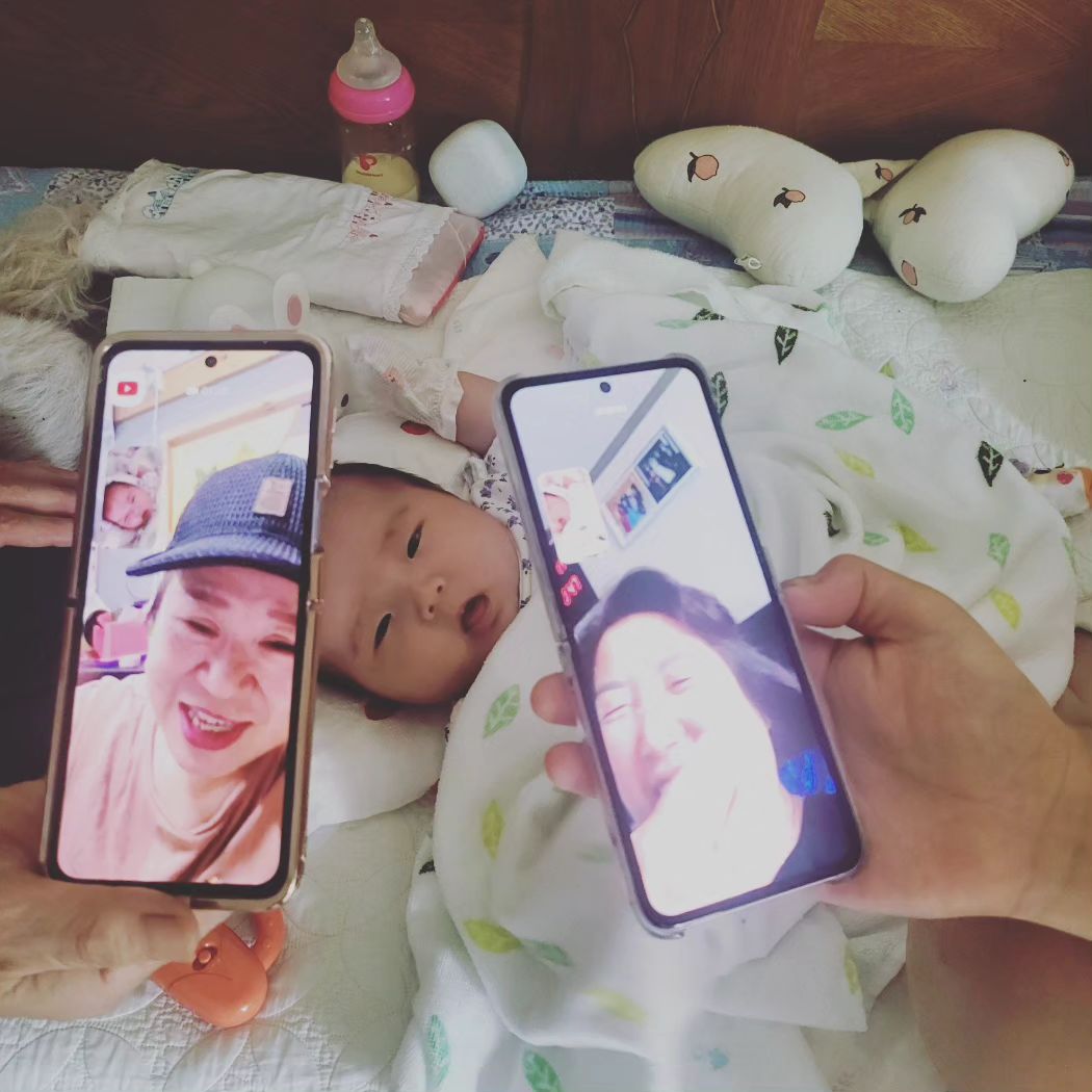 복댕이 태어난 뒤 아침일상💕
양가 할머니들의 아침 루틴
복댕이 보고 하루 시작하기🤣

우린 모두 사랑받기 위해 태어났어요~~

#아침일상 #아기 #신생아
#할머니사랑 #육아 #육아소통 #육아일상