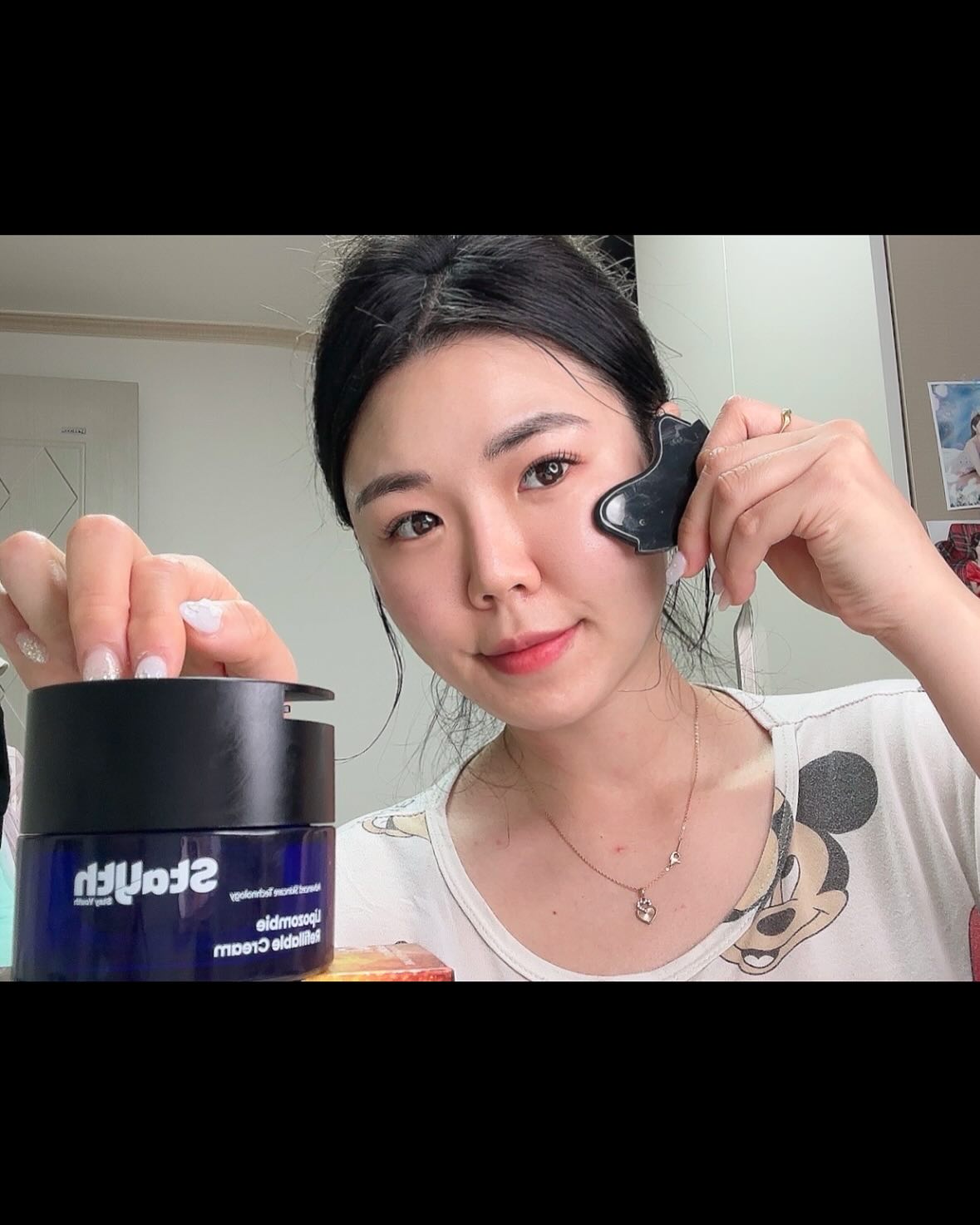 #광고

#스테이유스 #리포좀비 리필어블 크림

하루가 다르게 페이스라인이 달라지는 느낌을 받는데 둔탁한 턱선과 영양감을 살려주기 위해서 스테이유스 리필어블크림을 사용해봤눈데욤!!

패키지안에 만능s 괄사가 들어가있어서 마사지부위를 그려논 이미지를 참고해서 따라해주고있는데욤

크림으로 같이 s괄사를이용해 굴곡진 부위에 맞춤 마사지까지해주니 라인이 어느정도 정리도되서 너무 좋았고 특히 얼굴붓기도 사라져서 너무 좋더라구요!! 꼭 필수적인 루틴이 되어버렸어욤 ㅎㅎ

크림은 쫀득한 제형으오 겉만아니라 속까지 충분함 영양감을 선해주고 유분감보다는 수분김이 많아서 좋았던거 같아욤

저처럼 주름탄력이고민이신분들이라면 스케이유스 탄력크림을 꼭 추천드리고싶어욤💙

#광고 #스테이유스 #스테이유스크림 #좀비크림 #탄력크림 #괄사크림 #크림추천 stayuth_official #뷰티 #뷰티크림 #선팔하면맞팔가요 #데일리 #소통 #수분크림 #화장품 #코덕 #코덕스타그램💄 #일상 #좋아요그램 #좋반
