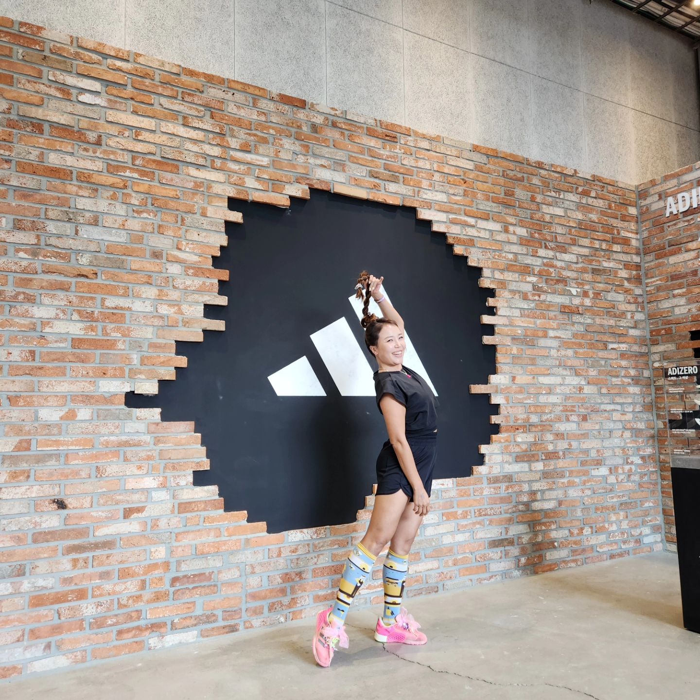 오늘 내 맘이 마 
탕~탕~~ 후루후루~~~
와르르르르르 빵야빵야~~~ 폭죽터지고 마!!!! 

#아디다스그라운드성수 #아디다스아이언슈타인콜라보 
adidas × ironstein 
#짐종국 #유튜브촬영 #관종이라행복해요 ㅋㅋㅋ

첨에 참여자로 선정됐다는 전화받자말자
조율리씨는없어요?? joliejo16 
아ㆍㆍㆍ그러면 저말고 대신 가믄안되요???

당연히안되죠~~>< 오메~~ 찐사랑인데 우짜쓰까이잉
그래도 오뎅이라도 되서 너무 좋다며ㅎㅎ

그래가 오늘 촬영하믄서 shesquats_kr  #쉬스커트
언급 10번은한듯ㅋㅋㅋ #김종국릴스챌린지 3탄까지 찍은얘기하니ㆍㆍ본거같다며!!!!! 크으으으으으♡♡
#꿈은이루어진다 진짜!!!!왠일이니왠일이양~~ ㅎㅎ

쉬스커트는 운동을 좋아하는 여자들의 커뮤니티로 정기적으로 운동모임ㆍ챌린지로 운동하는 습관을 만들고 건강한 몸과 마음을 가질수 있고 매년 바프여행도 하는 그런곳이라고 하니 
오직 여자들만의 운동모임이라는게 진정성있다며~ 좋은모임이라며!!!! 종국이오빠야 인정해줬쥬ㅎㅎㅎ
오뎅이가 최선을 다해서 우리 알렸으니ㅎㅎ 조만간 콜라보로 운동하고 릴스찍는날도 오겠쥬??ㅎㅎㅎ

캡틴율리덕분에 양양에서도 1등하고~ 
핫핑크 팬던트선물이랑 맛난 냉삼사드릴라고 날잡은날ㆍ김종국과 운동까지 당첨되고♡♡
~~ 아디다스에서 아래ㆍ위 옷 선물도 받았는데~ 
originals_kr ironstein_official

비치타월주길래!! 요기다 싸인받아서 율리언니줘야지!!! 
끝날때~ 김종국브랜드 아이언슈타인 후드티까지 주길래
요건 사실 너무 질도좋고 이뻐서 욕심이났지만~♡ 
김종국이니깐!! ㅋㅋ고마 은니야 니 다해라 마!!!하고줬다ㅎ

나 오늘 여러모로 잘했징?ㅋ

그나저나ㆍㆍ 아디다스 신발도 줬음좋았겠다ㅎ
오뎅이가 직접 꾸꾸꾸해서 관계자들도 사진 찍어갔는데ㅋ
아까비~~~~ ><😝

생긴대로 관종으로 살기러하니 요즘 잼난일이 많이생기네
집에오는길에 차안에서 불꽃축제도 다보고ㅎㅎ
오늘 아주그냥 꽉차게 행복하구만!!!! ㅎㅎ
내일도 운동하고 건강하고 즐겁게 주말 마무리해야징