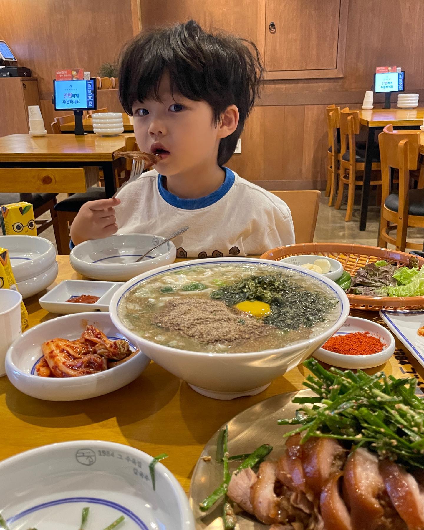 월4회 먹어줘야하는 
칼국시랑 족발수육..🫶🏻

요즘 저녁밥상 앞에서 맨날 조는 률이ㅋㅋㅋㅋㅋ

#1984그수육집칼국수