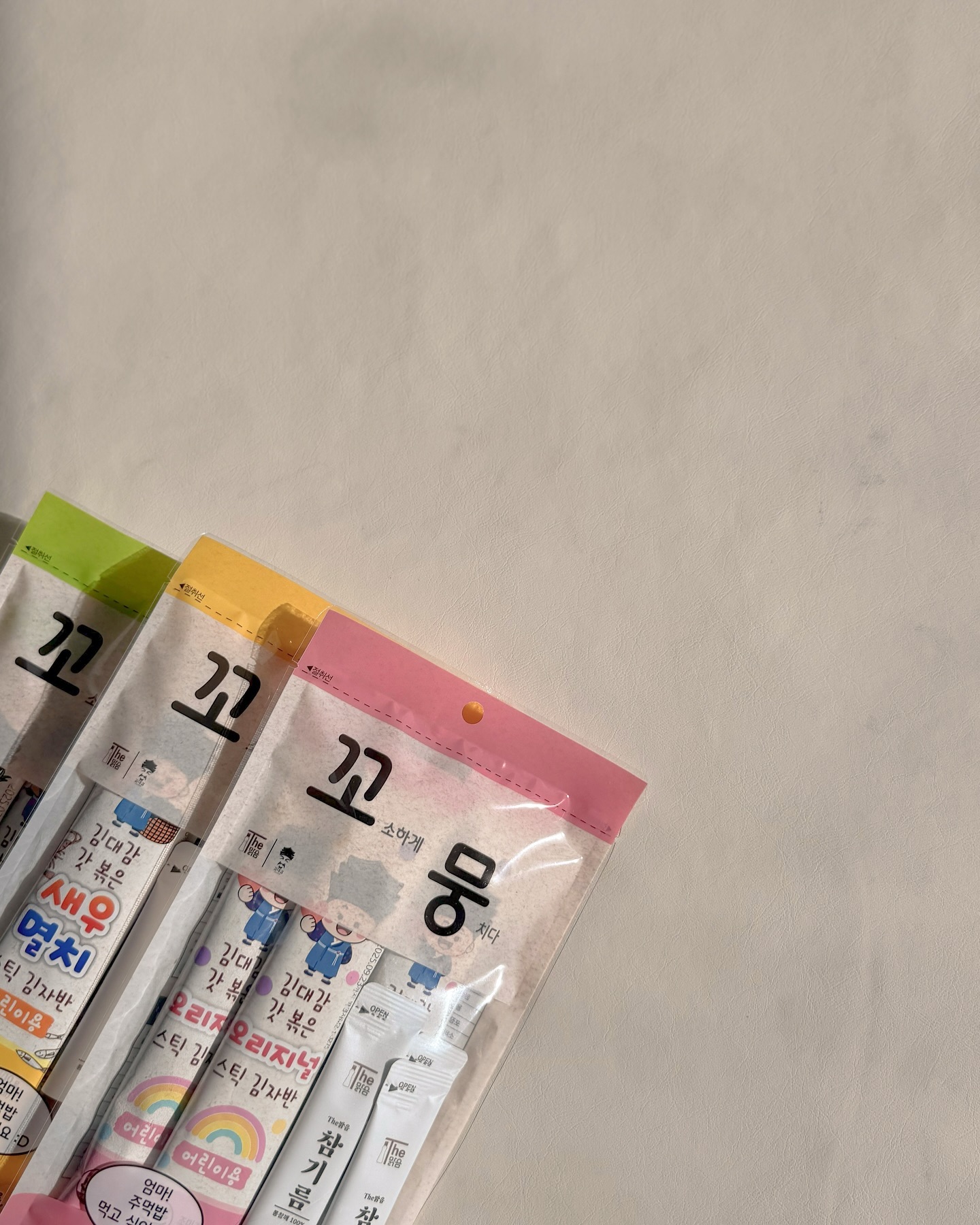 #제품제공 X thefine0930 

국내산 참기름과 돌김으로 만들어져
믿고 먹일 수 있는 간편 주먹밥키트 꼬뭉🍙

위생 장갑이 포함되어 있어 언제 어디서든
밥만 있으면 주먹밥을 만들 수 있어요

시중에 파는 즉석밥 한공기에 딱 맞는 양으로
양 조절 할 필요 없이 한봉 툭 털어 조물조물✨

김자반과 참기름이 스틱 패키지로 되어있어
가방이나 파우치안에 간편하게 챙겨 다니기 좋아요

이지컷 패키지로 가위없이 톡 뜯어져 쉽게 개봉이 가능해요

새우멸치🦐 야채🥦 오리지널🍙 3가지 맛으로
구성되어 있어 취향별로 골라먹기 좋아요

하윤이는 세가지맛 모두 잘 먹었지만
새우멸치를 특히나 잘 먹더라구요😋
⠀ 
⠀ 
⠀ 
⠀ 
⠀ 
#간편주먹밥키트#국산참기름#국산돌김#3가지맛#식당#여행#캠핑#주먹밥가루#아기주먹밥#주먹밥재료#김자반#아기김자반#아기김자반추천#아기반찬#1204_행복을채우는시간#대구#대구아기랑#53개월아기#14개월아기#남매맘#아들맘#딸맘#쥐띠아기#토끼띠아기#5살아기#2살아기#육아#소통