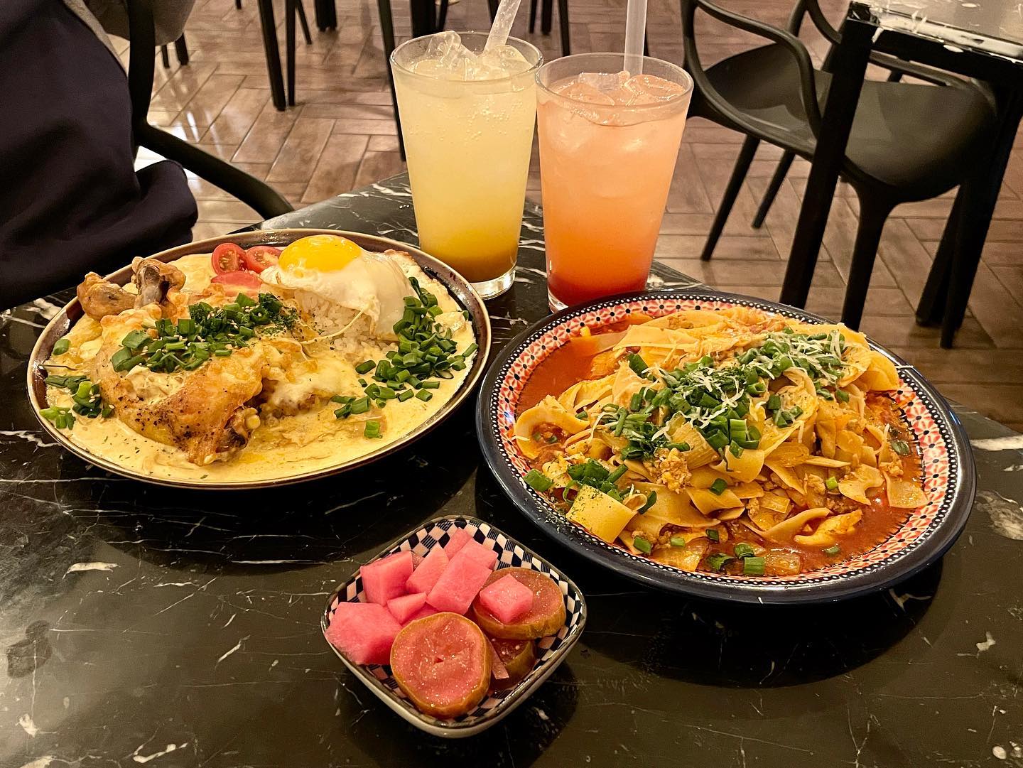 💛 #원신흥동맛집 #마르디 

대전 원신흥동에 위치한 브런치 맛집인 마르디에 다녀왔슴다🙂

파스타/리조또/에그 베네딕트 등 다양한 메뉴들과 음료와 커피가 있어서 식사를 하며 대화 나누기 좋은 곳이랍니다❗️

-옐로우 레그 로스트 치킨커리
-라구파스타 
-자몽에이드/청포도에이드 

주문한 메뉴들 모두 성공적❤️

분위기도 예쁘고 음식도 맛있었어요😆

📍 대전 유성구 원신흥동 546-7
📍 10:30 -21:30

#대전도안동브런치  #도안동브런치 #대전도안동파스타 #대전도안동맛집 #도안동파스타  #대전원신흥동맛집 #대전원신흥동파스타 #대전원신흥동브런치 #대전마르디 #원신흥동마르디