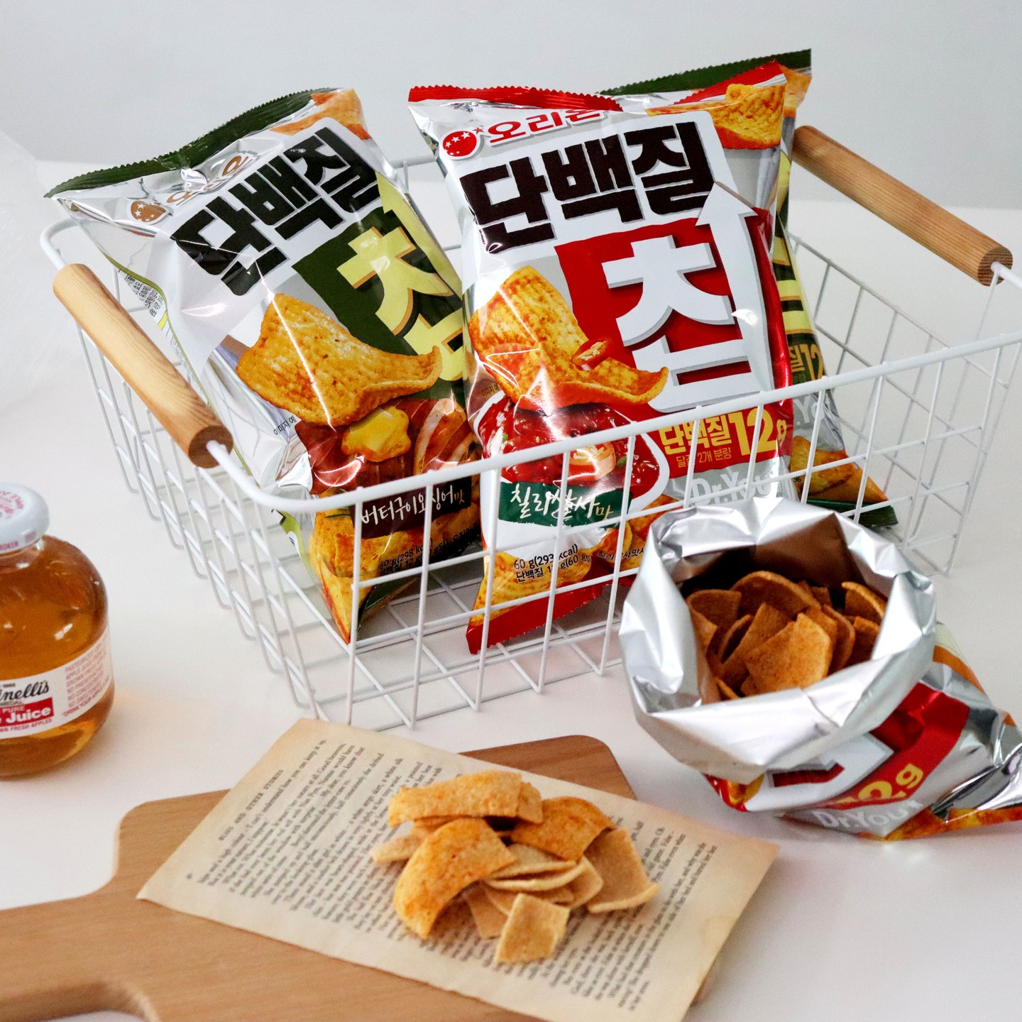 #협찬 orion_world 

요즘 식단 관리 중이라 입터지는 날
주체할 수 없는 과자사랑에 힘들었는데
죄책감 없이 맛있게 즐길 수 있는
오리온 단백질칩❤️

기존에 먹었던 단백질 간식들은
특유의 퍽퍽함이나 아쉬운 맛들로
자극적인 맛을 찾게 되는데 
이건 짭쪼름하면서 바삭함이 가득해요.

버터구이오징어맛과 칠리살사맛
두가지인데 개인적으로 칠리살사맛이
입맛에 잘 맞았어요:)

과자 한 봉지로 간편하게 단백질도 채우고
맛있게 즐길 수 있어 식단관리 중이거나
다이어트 중인 분들에게 추천해요.

#닥터유단백질칩 #단백질12g #과자스타그램 #신상과자 #일상 #요리 #먹방 #08L #길티프리스낵 #단백질칩 #뷰티 #신상품나왔을땐 #코덕 #푸드 #오리온과자 #닥터유간식