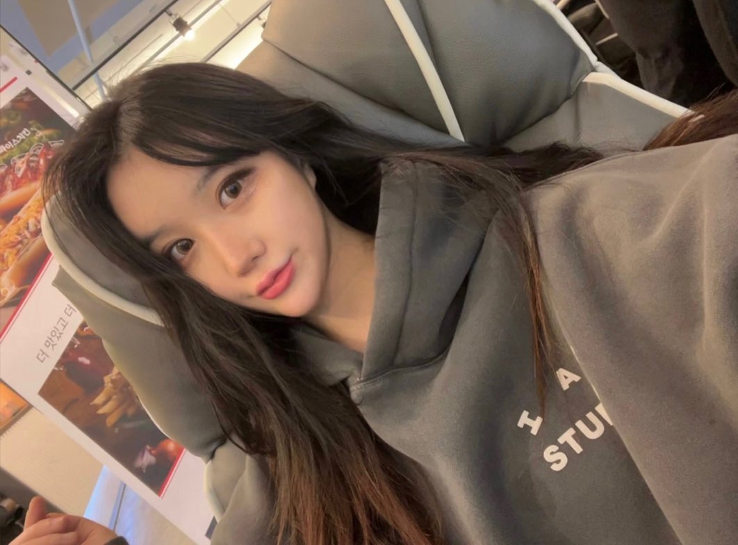 100년 만에 렌즈착용 🥲
아 그리고 , 
Maybe a Stream today ,,,
maybeer 🤣

----------------------------------------------------#공지 #술스타그램 #piano #iabstudio