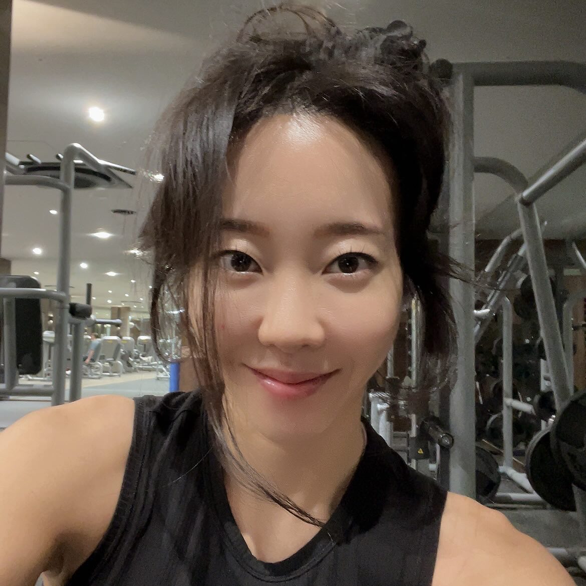 2장이 킬포😎

체스트 스쿼트 몇세트 하고 거울보니 
머리 상태가 너무 웃겨서 찍어봄! 
머리로 운동을 했나? ㅋㅋㅋㅋ 

어쨌든 오운완

#오운완 #workoutgirls