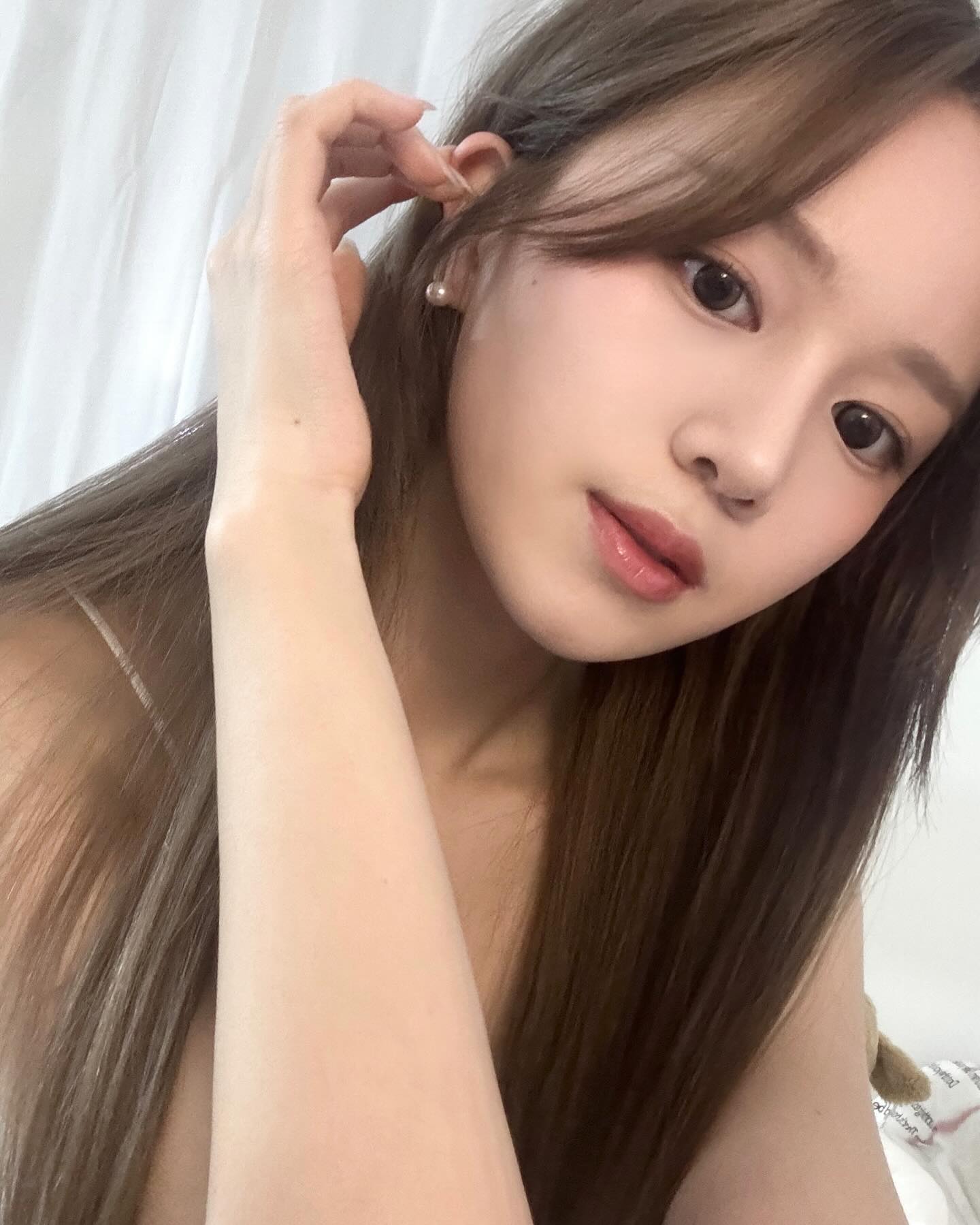 #협찬
수분 진정케어 ‘사철쑥추출물’이 함유되어 푸석하고 지친 피부를 케어해주는 쑥라떼부스터! 2층상 레이어 공법으로 토너와 에센스의 장점 및 효과를 더블로 가져갈 수 있다◡̈ 속건조는 채워주고 겉보습으로 꽉 잡아주는걸 피부로 느껴 내돈내산으로 이미 사용하고 있던 제품,,, 화장솜에 듬뿍 적셔 토너팩으로 사용하면 최고의 효과를 누릴 수 있다ㅎ 쑥 더블크림은 처음 사용해봤는데 쑥라떼부스터처럼 두가지 제형으로 나뉘어져 있어 피부 고민에 따라 섞어서 사용하기에 너무 좋다♥
#Bebalance #비밸런스 #쑥라떼부스터 #그린라떼토너 #에센스 #토너