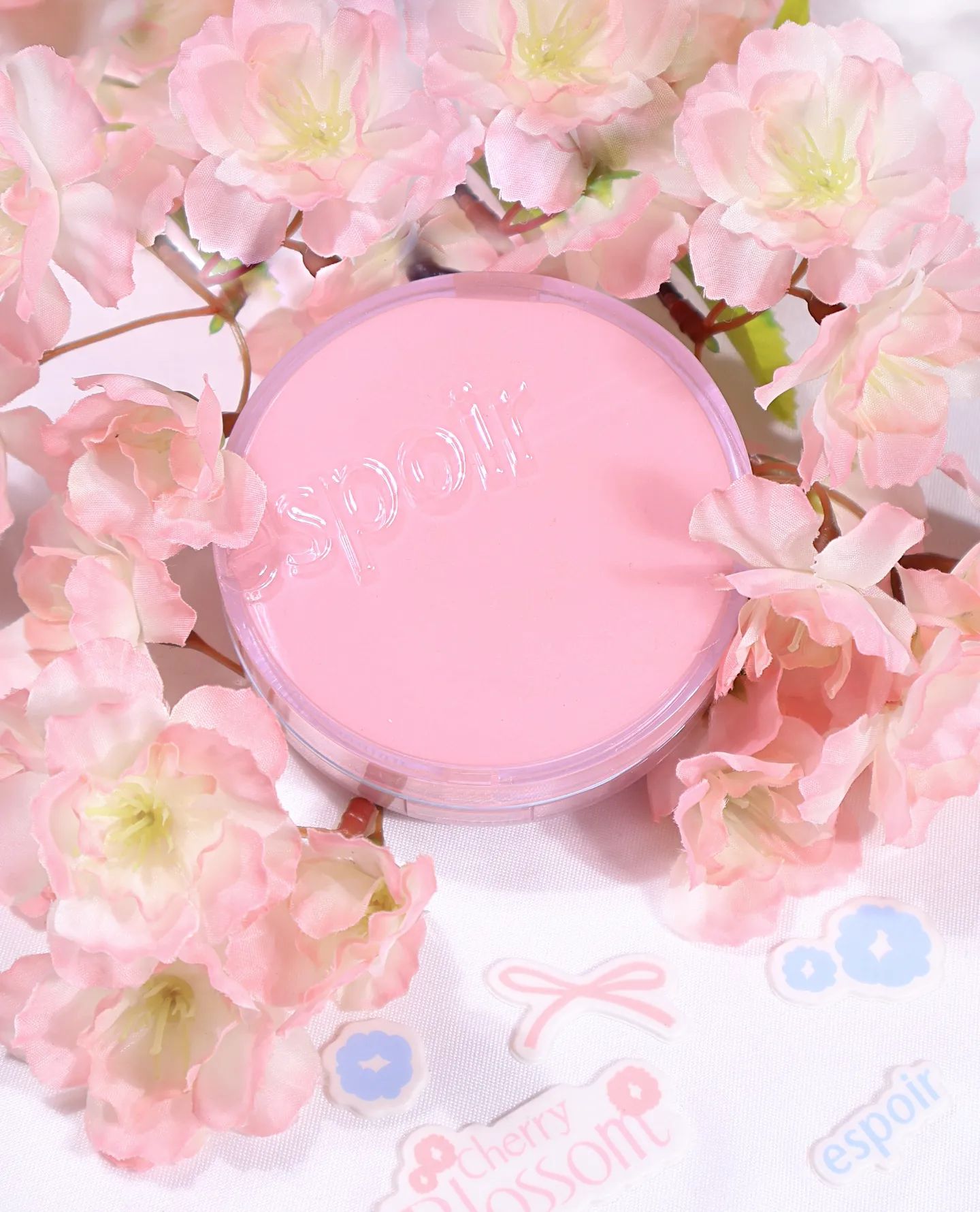 #제품제공 espoir_makeup 

#프로테일러비벨벳커버쿠션뉴클래스 #에스쁘아

벌써 봄이야,,,거짓말,,,,,,🥲🥲🌸
입춘과 함께 찾아온 에스쁘아 #프로테일러비벨벳커버쿠션 !

에스프아 빨간쿠션 그 제품 맞습니다!
밀착력·지속력은 물론 얇게 발리면서 커버력도 좋아서 정~말 자주 쓰던 제품이에요. 그런데 그 제품이 요로케 상큼한 봄 패키지와 쿠션의 한계를 넘어서는 #초밀착 트리플레이어 성능까지 얹어 찾아왔다는 사실..🩷

흑 벌써 봄이왔다는 것,,, 벌써 2월이라는게 믿기지 않지만,,,
그래도 또 벚꽃을 생각하니까 설레네욜,,,, 아니 거짓말입니다 사실 봄이 하나도 설레지 않아여,,, 이게.. 나이먹는건가요..? 흑.......

아무튼 봄은 조큼 환영 못하게찌만 예쁜 비벨벳쿠션은 대환영해...🩷

#파룸체험단 #비벨벳쿠션 #벚꽃에디션 #체리블라썸 #윈터쿠션 #갓벽커버쿠션 #쿠꾸 #올영쿠션 #올영추천템