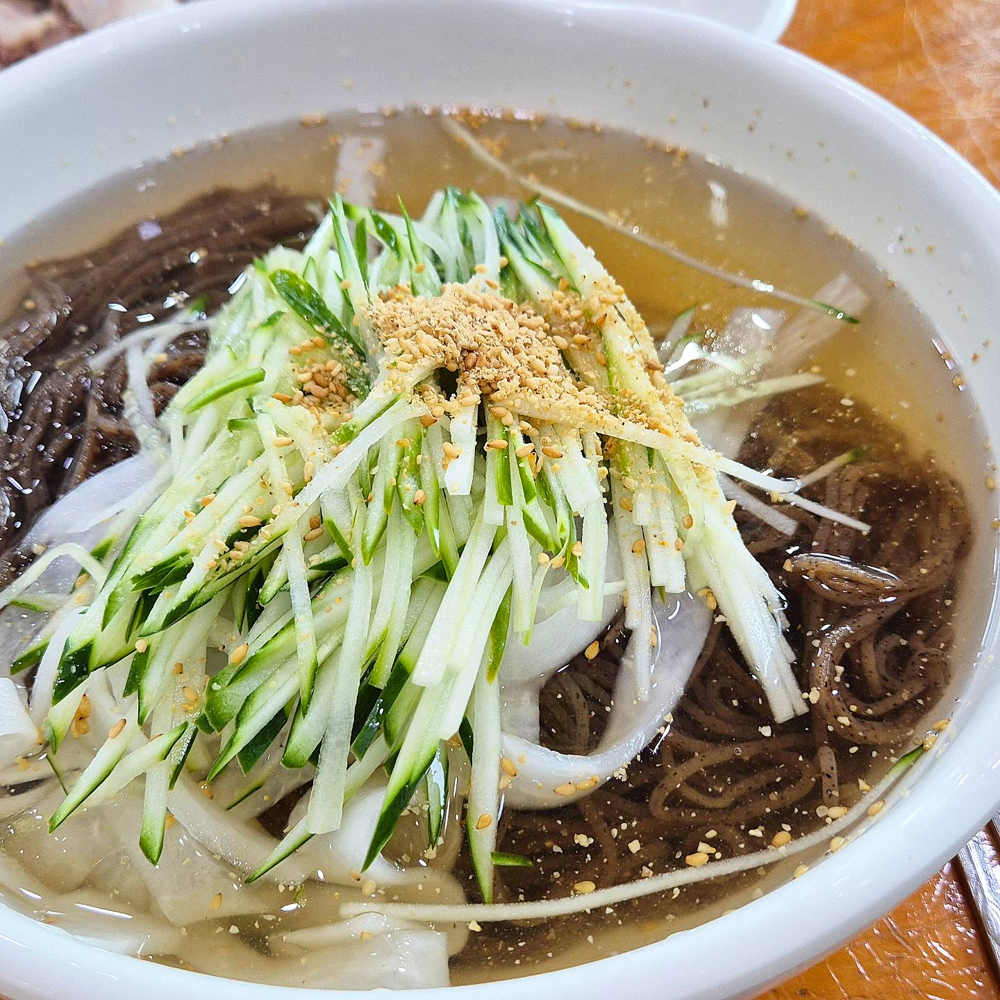 우리 부부 삼척 최애 맛집이였는데

진짜 이제 버릴때가 되었다ㅜㅜ

왜케 바꼈니?

막국수는 너무 심하게 달아지고

수육은 명태회무침 이였는데

명태회가 없고  그냥 김장김치 속이 되어버린..

우리집 엄마 김장김치 딱 그속맛!

여전히 배추절인건 맛있지만

수육도 50,000원인데

고기가 이젠 촉촉함 없이 퍽퍽하고

왜 이러니?

아쉽다

#삼척맛집
#부일막국수
#삼척막국수
#이젠안녕