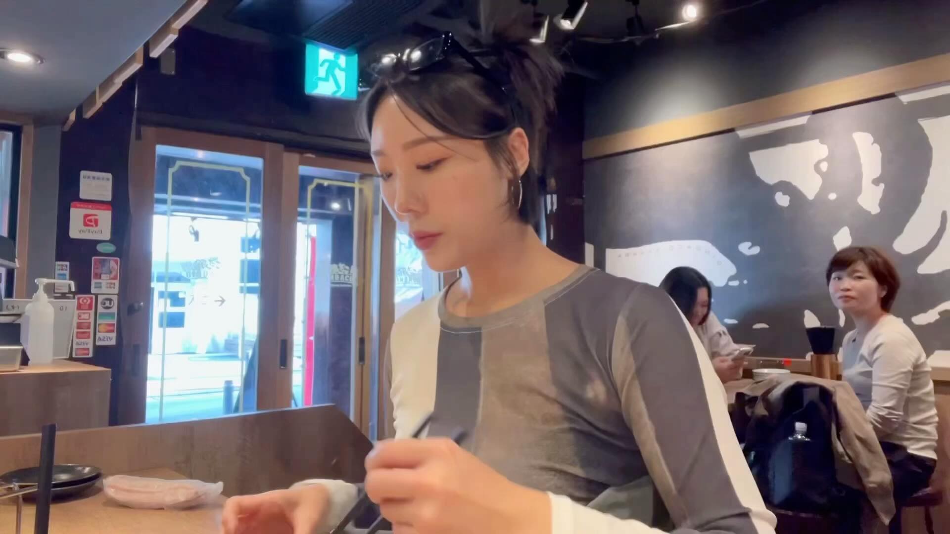 나는 맛있는걸 먹으면 눈동자를 굴린다👀
.
.
(실시간으로 붓는 얼굴 확인 할 수있음)