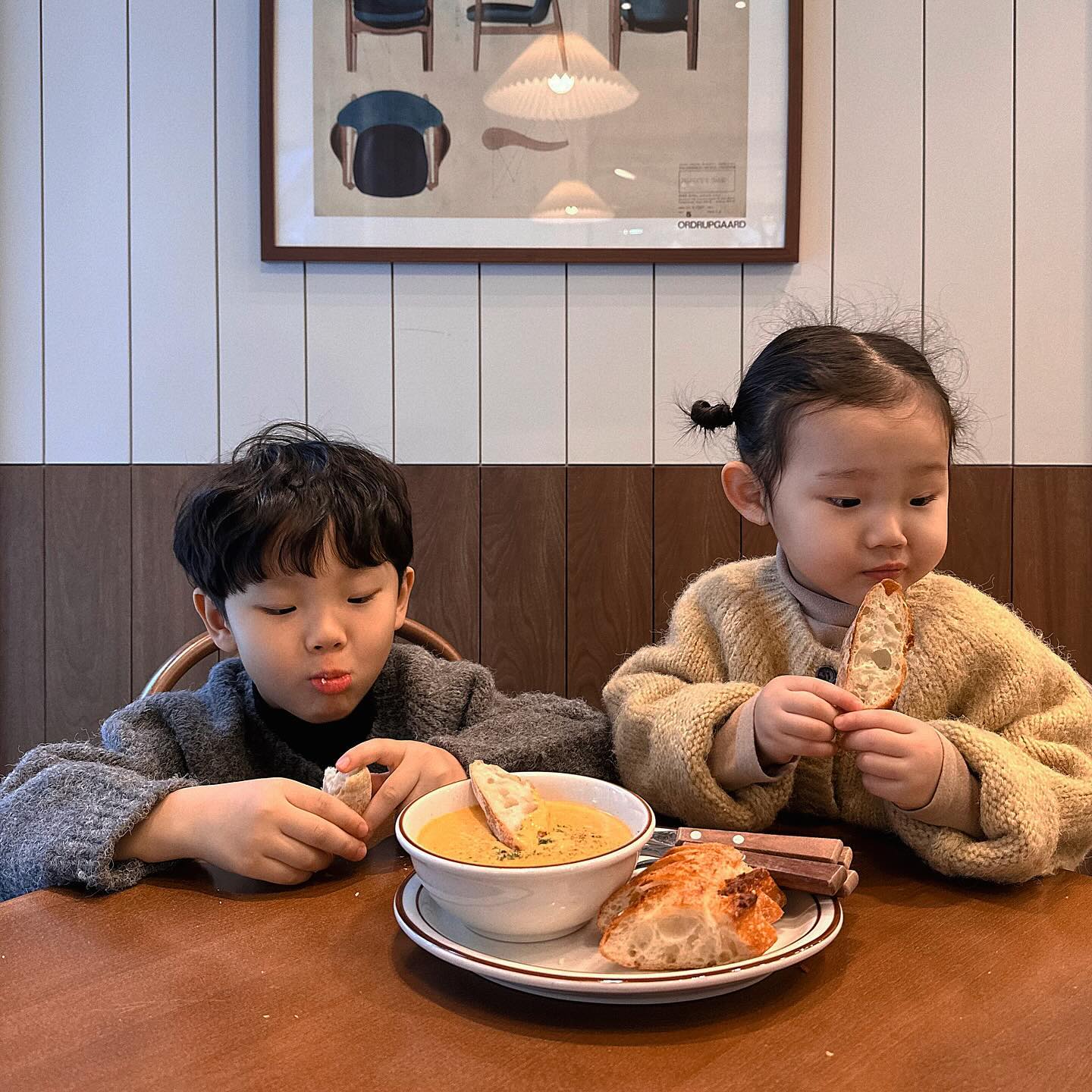 .

빵러버들 🥖🥨🤎🤎
서후가 엄마 빵먹으러가자 노래를 불러서 무거운 몸을 이끌고 나갔쥬,,
