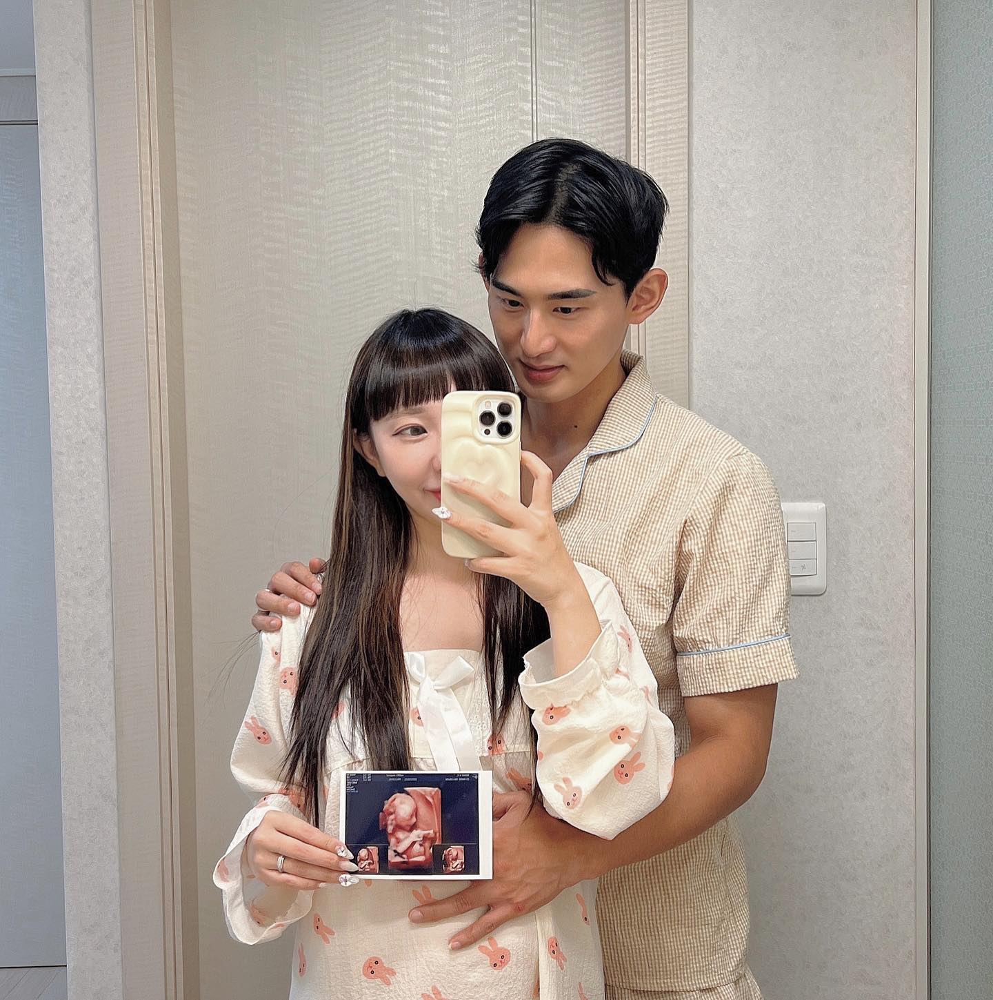 드디어 임밍아웃 👶🏻🍼

결혼 후 예고도 없이 불쑥 찾아온 아기천사
벌써부터 심상치 않은 콧대를 가진 미모의
우리해삐는 흔한 입덧 이벤트 없이
엄마 편안하게 무럭무럭 잘 커주고 있는 중 !

부디 우리 해삐가 건강하게
잘 자랄 수 있도록 응원 많이 해주세욧
따뜻한 봄 3월에 만나자 해삐야 💗

#16주 #임밍아웃
