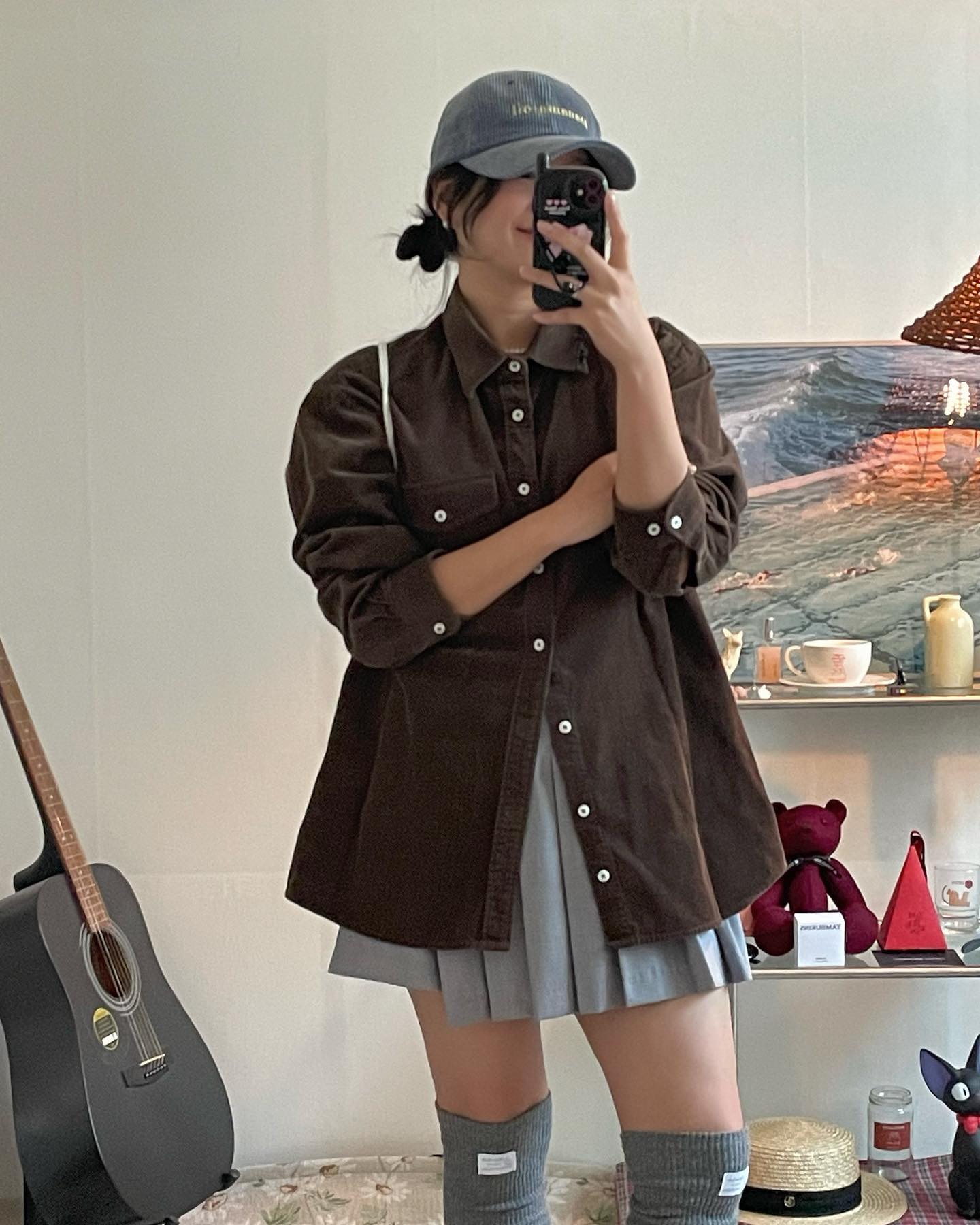 코듀로이의 따듯한 분위기가 참 좋다. 그레이와 블루가 섞인듯한 색감이 너무 예쁜 파마나오일의 볼캡. 촉감도 좋고 겨울 내내 따듯하게 써질것 같아요 💙💭💙

#협찬 panama_oil 
#폴라룩