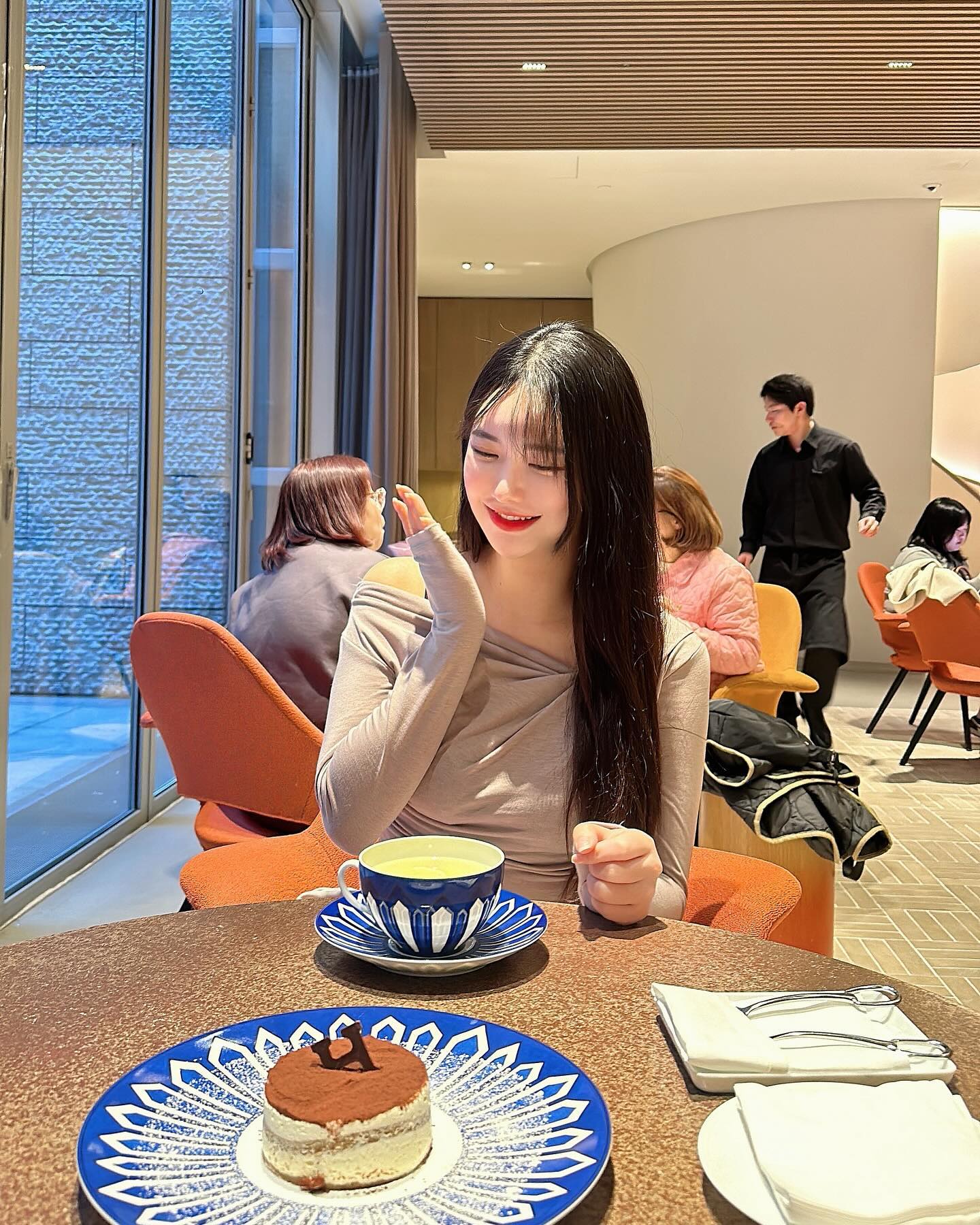 에르메스 카페🧡 보면볼수록..접시 사고싶당..🫠비싼건 이쁌