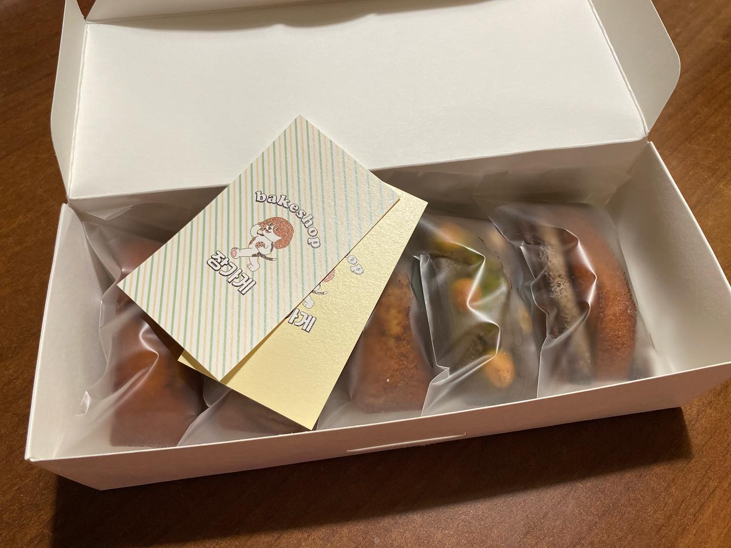 촉촉하게 맛있던 #휘낭시에

놀러갈때 가져왔는데 맛보고 바로 추가 주문😆

휘낭시에 5종 ₩14,000원
플레인, 피칸, 얼그레이초코, 발로나초코, 말차 마카다미아 5종류가 있다.

주문은 스마트스토어에서😆
#장가게 검색!!