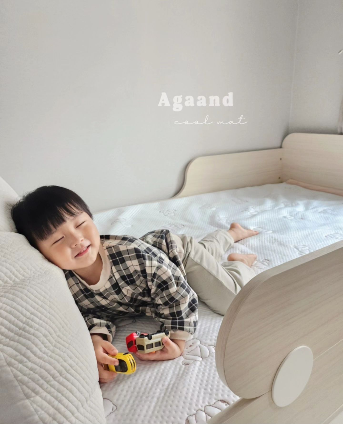 #제품제공

🏷아가앤 듀라론 유아패드

요즘 우리 집 효자템!
바로 아가앤 쿨매트인데요~

100% 국내 제작 듀라론 원사를
사용하는 제품이라서 안심이 되더라고요!

게다가 5온스 고민도 솜과
3D 에어매쉬 충전재가 들어가 있어서
가벼우면서도 부드럽고 또 통풍이 잘 되니까
신생아 태열 잡을 때도 유용해요!

어린이 제품 KC 인증을 획득한 것과
유해 성분이 검출되지 않은 것은 기본이고요

마모 내구성이 좋은 필링 박스 법을 적용해서
보풀을 최소화하니
피부가 민감한 아기 태열 잡을 때도,
보풀로 인한 자극 걱정을 줄일 수 있어요~

물세탁 가능한 건 기본!
쿨패드를 통째로 세탁기에 넣고 돌리면 되는데요
자주 세탁해도 문제없으니까
엄마 입장에서도 너무 편하더라고요 :)

엄마 시원해요~ 하면서
딩굴딩굴 너무 좋아하는 아이들을 보니
이보다 더 행복할 순 없네요 :)
올여름 아가앤으로 꿀잠 잘게요!🤍🤍

/ agaand_official 

#아가앤 #아가앤쿨매트 #아기쿨매트 #신생아쿨매트 #아기이불