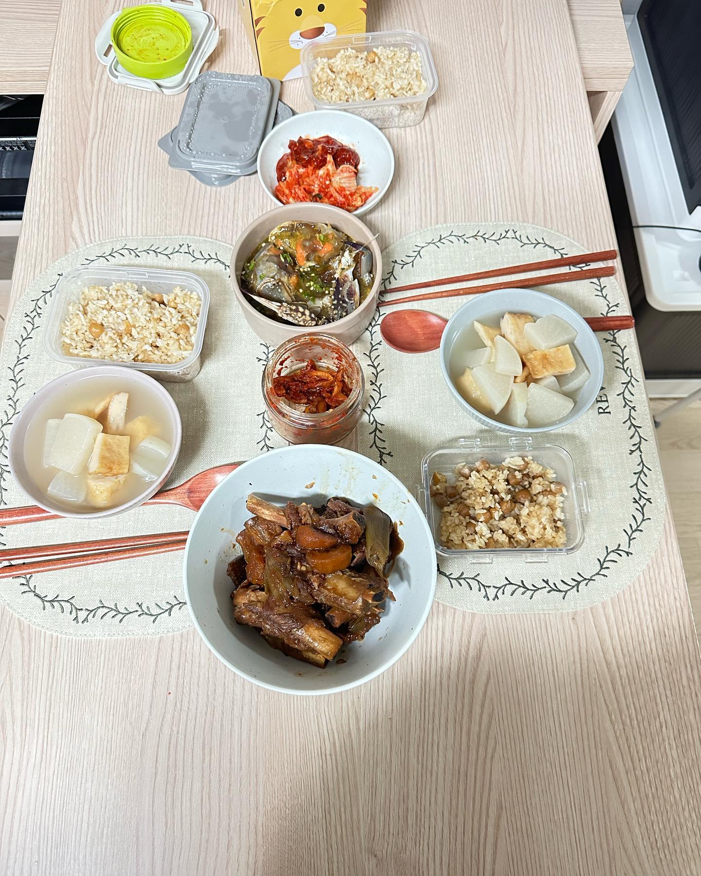 지난주 금요일 밥상인가...?ㅋㅋㅌㅋ
#홈쇼핑간장게장 #홈메이드등갈비찜 #어묵탕 #집밥스타그램 #위례 #신혼집 #신혼밥상 #food #loveislove #어리굴젓 #무말랭이 #배추김치