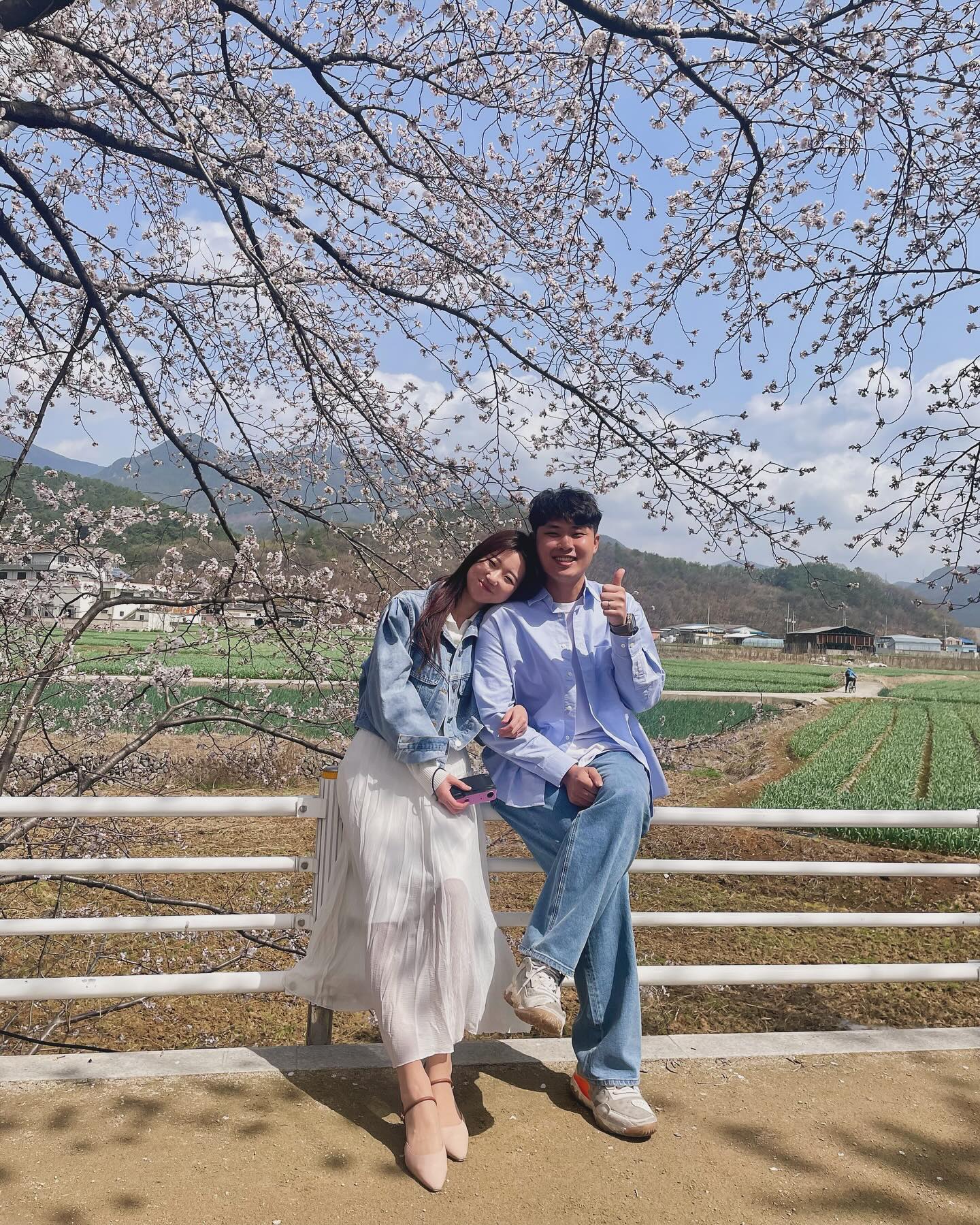 내 인생에서 가장 큰 일이 많아던 올 한해.
이사,혼인신고,결혼식,신혼여행,라섹,임신,태교여행까지...🤰🏻

돌이켜보면 몇년을 걸쳐서 해도 쉽지 않았을 경험들을
한해에 몰아친 느낌이라 정신없이 지나가기도 했지만
그만큼 또 뿌듯하고 가장 기억에 남는 지난 나의 결실들.

1. 운좋게 맘에드는 신혼집을 구한 1월🏡
2. 혼인신고로 하나에서 둘이된 2월
3. 회사의 새로운 브랜딩 시작 3월
4. 너무 행복했던 결혼식의 4월 💍
5. 인생 버킷리스트를 이룬 유럽신혼여행 5월 
6. 라섹으로 -6에서 1.0으로 새로운 눈을 뜬 6월 
7. 제주 여름휴가 후 찾아온 아기천사바오 7월🐻‍❄️
8. 잊지못할 가족여행, 그리고 여행 인플루언서가 된 8월
9. 입덧과의 전쟁을 치룬 9월
10. 새로운 몸의 변화와 매주 쑥쑥 자라는 태아로 
 감사와 신비함을 느꼈던 10월👼🏻
11. 임신황금기에 가족, 지인들과 함께했던 11월
12. 꿈같았던 보홀 태교여행 12월🌴

무엇보다 나와 우리가족들 아무 슬픈일없이 무탈하게 지나간 일년이 어찌나 감사한지.
큰일들보다 그것들을 해내는 과정들속에서 느끼는 소소하고 웃음꽃피는 경험들이 진짜 행복임을 깨달아가지는 요즘.

이제는 하나에서 둘, 그리고 둘에서 셋으로 시작하는 
새로운 제2의 인생이 시작된만큼 더 열심히 살아가야지.
봄,여름,가을,겨울 하나하나 다 선물 같았던
잊지못할 나의 -`𝟐𝟎𝟐𝟑년´-

그리고 함께해준 모두들 너무 감사해🙏🏻🙏🏻