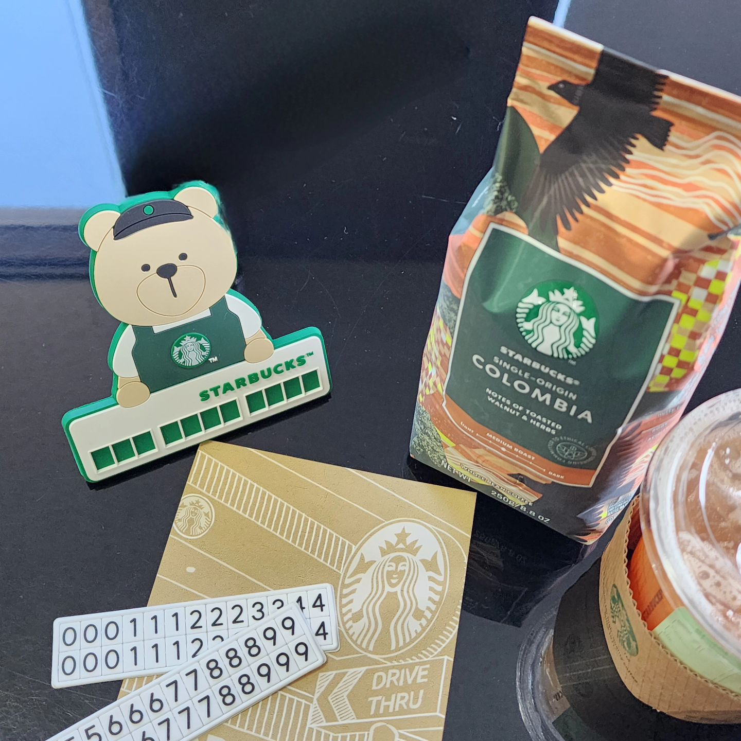 내 차에도 #스벅 번호판 생겼다🐻
펜으로 찍찍 적어놨는데 급 구질한 기분ㅋㅋ
#스벅DT점 에서 2만원 이상 구매하면 준다기에 #주말 아침 
문화생활 하러 가기 전에 쇼핑으로 스타투~

차를 바꿔야 하는데 돈이 읍어서ㅍㅎㅎ 
소프트웨어로 분위기 쇄신!!
아침부터 궁상떨기🎶

나의 애마에게 급 미안😂하네
"넌 나에게 최고의 구루마야💕"