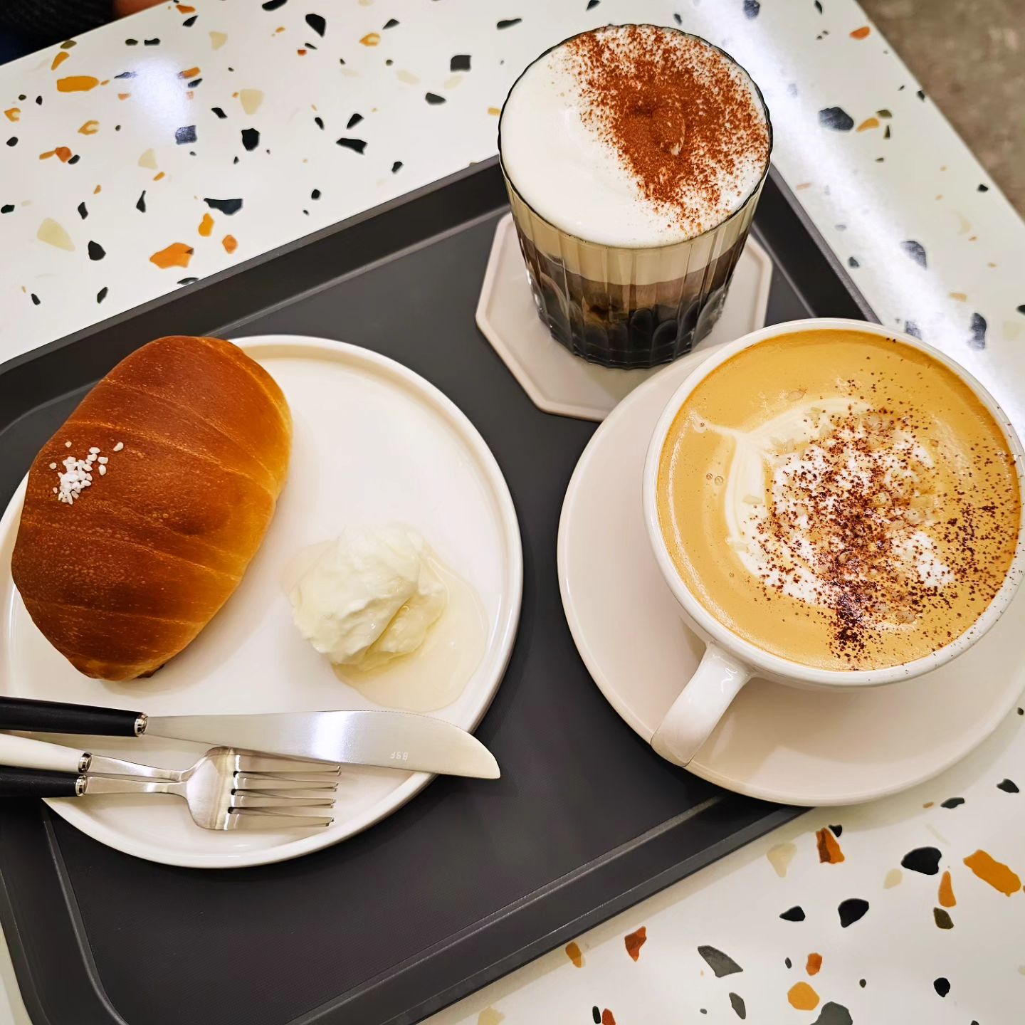 요즘 자주 가는 동네 이수역 카페☕️
#오페라빈에스프레소바방배이수점
처음 개업할때 가위바위보
이벤트부터 맘에 들었었는데
커피 맛도 맛있음~😙

난 디카페인만 마시는데도 진한맛 살아있고
라떼, 카푸치노 종류 우유거품 질감 넘나 취향저격
사진은 어제 마신 마카다미아 라떼와
말차슈페너
마카다미아 라떼 강추👍

🪇그리고 머그잔 아닌 카푸치노잔이 나오는 것도 
커피에 진심인 곳이지!🪇

말랑이가 아인슈페너, 말차슈페너,  아아 마셔봤는데 😋
베이커리도 맛도리
#오페라빈 에서 카이막 처음 먹어봄

우리 동네에서 이정도 퀄리티 카페 손에 꼽는다는
이수역 주민입니다😃

#이수역카페 #말차슈페너 #마카다미아라떼 #방배동카페 #이수역