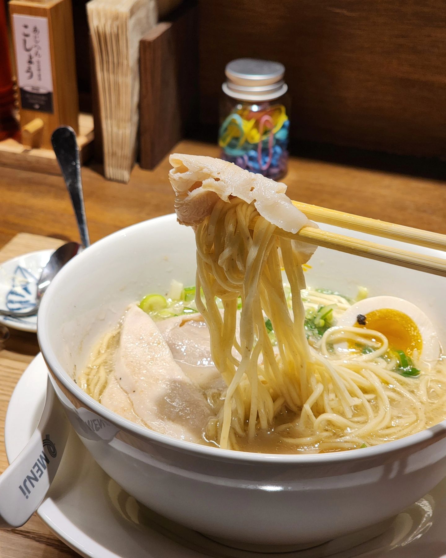 #협찬 으로 다녀왔지만 남편이 또 가고싶다고 한 샤로수길 멘지 🍽 

닭육수가 베이스인 토리파이탄 라멘을 먹고왔는데
입에 맞아서 다음에 내돈내산 하러 가기로 했당..🤭

깔끔하고 담백한 육수에 '아지헨' 으로 또 다른 맛 즐기기

아지헨이란!
음식을 먹는 도중 시치미 등 조미료를 넣어 맛을 변화시키고
새로운 맛으로 즐기는 일본 특유의 미식 문화

남편은 갈릭 소스 나는 트러플 소스 ✨️

국물이 1/3 남았을 때즈음에 소스 풀어서 먹으면 또 다른 라멘맛이라
재밌는 라멘이었다

맥주나 하이볼 마시면 딱이었겠는데 차가져가서 콜라로 만족
같이 곁들여 먹은 가라아게도 세상 바삭촉촉이라
받자마자 남편이 와구와구 해버렸다는 ㅋㅋ
다음에 오면 차슈가득 라멘이 맛보고 싶다고 했다

직접만든 생면까지 일품이었고 인테리어마저 일본 현지같던
멘지 샤로수길 추천 👏🏻👏🏻👏🏻👏🏻

#샤로수길맛집 #샤로수길라멘 #라멘맛집 #라멘 #샤로수길 #서울데이트 #데이트코스 #먹스타그램 #맛스타그램 #라멘투어 #토리파이탄 #멘지 #멘지샤로수길 #리뷰노트