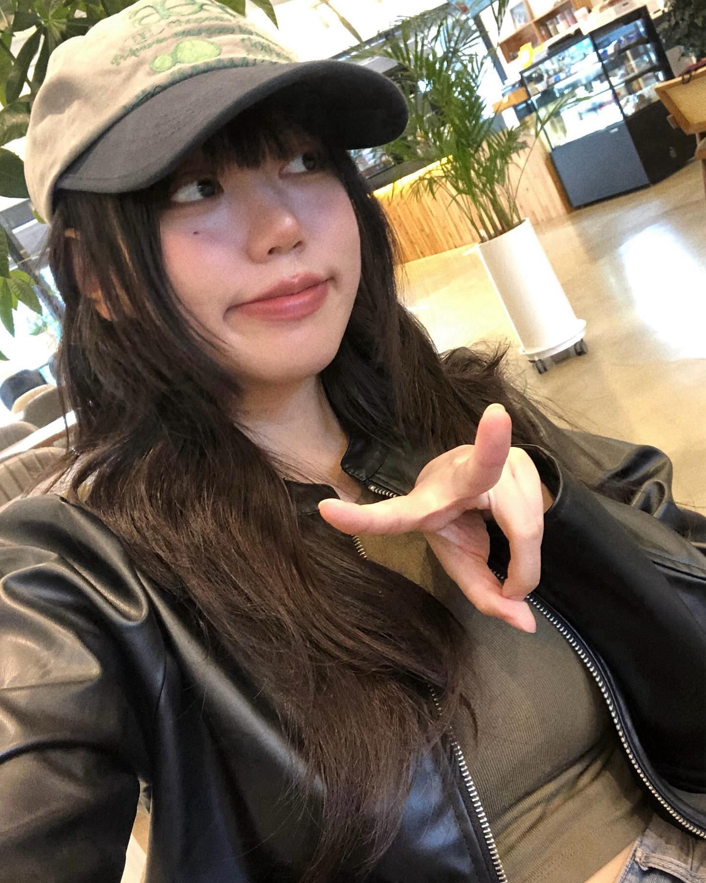 슈비모자 뺏기🧢
모자 넘예라 손민수 마려운~~~ ˵ˊᯅˋ˵

#aeae#볼캡#aeae모자#아이폰8