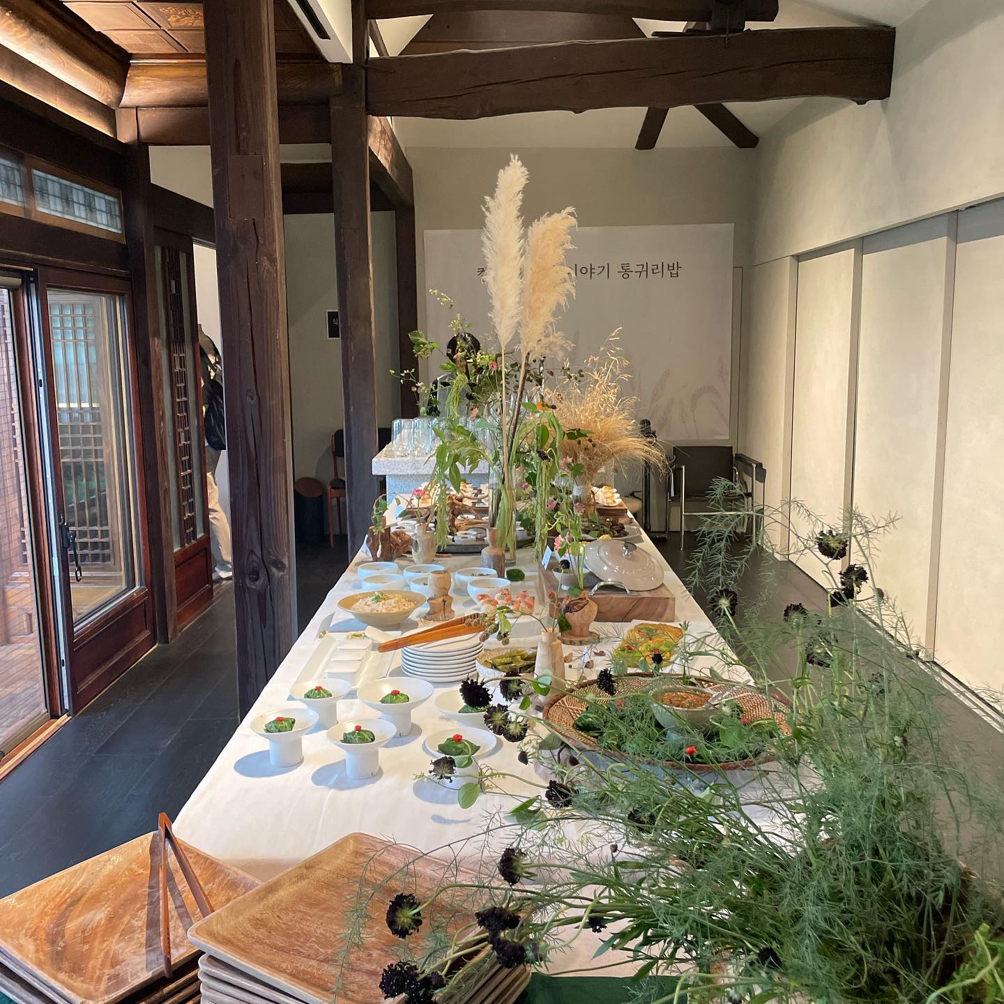”켈로그 통 귀리밥“🤎
드디어 출시 했어요!!!👏🏻👏🏻

지난달 공개 불가였던 현장도 드됴 올려봅니다 👏🏻🫶🏻

저희는 통귀리밥을 이용한 메뉴개발과 레시피북,
케이터링,디스플레이를 맡아 진행 했습니다!🤎

켈로그에서 개발한 통 귀리밥은 이전의 시리얼 형태와는
다른 즉섭밥,혹은 일반 밥의 형태로 생각해주시면 되구요!
간단하게 컵을 2분 전자레인지 조리하면 완성되는
버전과 대용량 파우치 버전도 있답니다!!

전 메뉴를 통귀리를 넣어 메뉴개발을 하였어요!!
켈로그 대표님까지 오셔서 엄지척 증멜루 맛있다고
칭찬의 칭찬을 🫶🏻
오신분들 모두 행사장에서 식사를 다 하신게
처음이라고 할 만큼 디저트와 디스플레이까지
완벽했던 행사입니다 ⭐️
+ 미디어 데이 행사 사진들도 곧 올릴게용 🥨🥨🥨

그리구 우리 다나실장님 디저트가 최고인걸,,,,,,,
널리널리 알릴 수 있어서 행복해요 🫶🏻
야나 디렉터님의 디피 센스는 뭐 말도 못해
저희는 늘 세명이 톱니 바퀴라 한명도 없으면 안굴러간다고
ㅋㅋ 무튼 증말루 사랑스런 사람들 💗