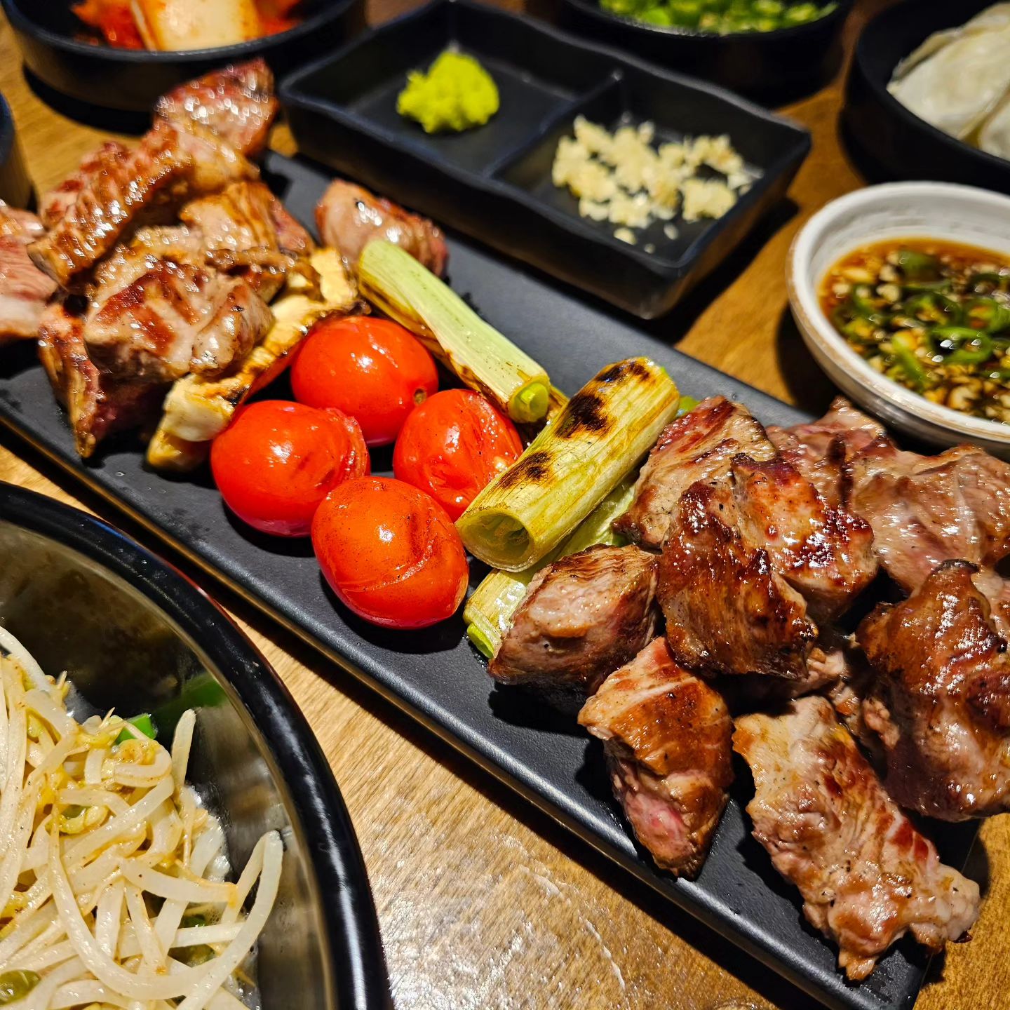 #고양맛집 #스타램

찐 양갈비 화로구이가 궁금하세요? 💭 
그럼 일산으로 지금 바로 고고 🚗 

미리 예약하고 갔더니 셋팅이 넘나 이뿌게 되어 있더라구욤🙂
좌석은 일반 테이블과 다찌석으로 구분되어 있어요:)

에디는 다찌석으로 셋팅되어 있었고,
담당서버분이 바로 앞에서 양고기 맛나게 구워주셨어욤🥓

스타램 양갈비는 잡내, 누린내 1도 없구욤!!!
이정도 퀄리티에 가격이 너무 합리적이에욤👍

더군다나 사이드까지 완벽❤️
마늘고추밥이랑 새우완탕에 완전 반하고 왔짜나용 ㅠㅠ
메인도 맛있는데 사이드까지 너무 맛있다니! 재방문 각

김에 볶음밥 올리고 양고기 하나 올려 먹음 꿀맛 🍯 
꿀맛 너무 궁금하시면 얼른 일산으로 달리세욤!!

양갈비 드실때 하이볼도 무조건 드셔야 되는거!!!
절대 잊으시면 앙대유🍹

✔️ 양갈비 모듬 40,000원
✔️ 마늘 고추밥 4,000원
✔️ 새우완탕 6,000원
✔️ 블루레몬 하이볼 8,000원

🏡 경기 고양시 일산서구 일현로 26 1층 
⏰️ 16:00 ~ 24:00 
☎️ 0507-1411-8283

#양갈비맛집 #양갈비구이#탄현동맛짐 #일산맛집 #일산맛집추천 #일산양고기  #일산양고기맛집