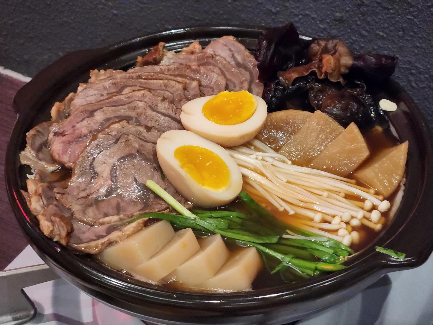 #협찬 #리뷰노트 

🥘문래 중화요리 주점 이가주루 방문했어요!

📍이가주루
서울 영등포구 도림로141길 11-3 1층 이가주루
⏰15:00-23:00(금,토 24:00)
📞0507-1337-5233

✔️이가 우 전골 32,000원
이가주루 시그니처 대표메뉴. 아롱사태,양지,스지 조림과 모듬조림을 전골식으로 만든 요리인데 정말 깔끔하고 깊은 국물맛에 부드러운 고기로 든든한 안주였어요! 추천합니다.

✔️ 비빔 탄탄면 10,000원
호불호 안갈릴 한국인 입맛 취향저격 탄탄면 소스에 도삭면으로 탄탄하게 씹는재미까지 있었어요😋

✔️꿔바로우 12,000원(한정메뉴)
한정메뉴였는데 정말 맛있어서 아쉬웠던 메뉴
이렇게 부드럽고 바삭한 꿔바로우는 처음이야...!
소스가 뿌려져서 나오는데도 겉은 바삭 속은 촉촉 부들🍖

분위기도 좋고 사장님도 친절하신 문래맛집 이가주루 추천합니다. 5성급 출신 쉐프 3명이 모여서 만들었다니 맛은 보장하죠👍
문래역에서 접근성도 너무 좋아요🚇❣️

#문래맛집 #중화요리맛집 #5성급호텔출신쉐프 #문래동맛집 #문래동술집