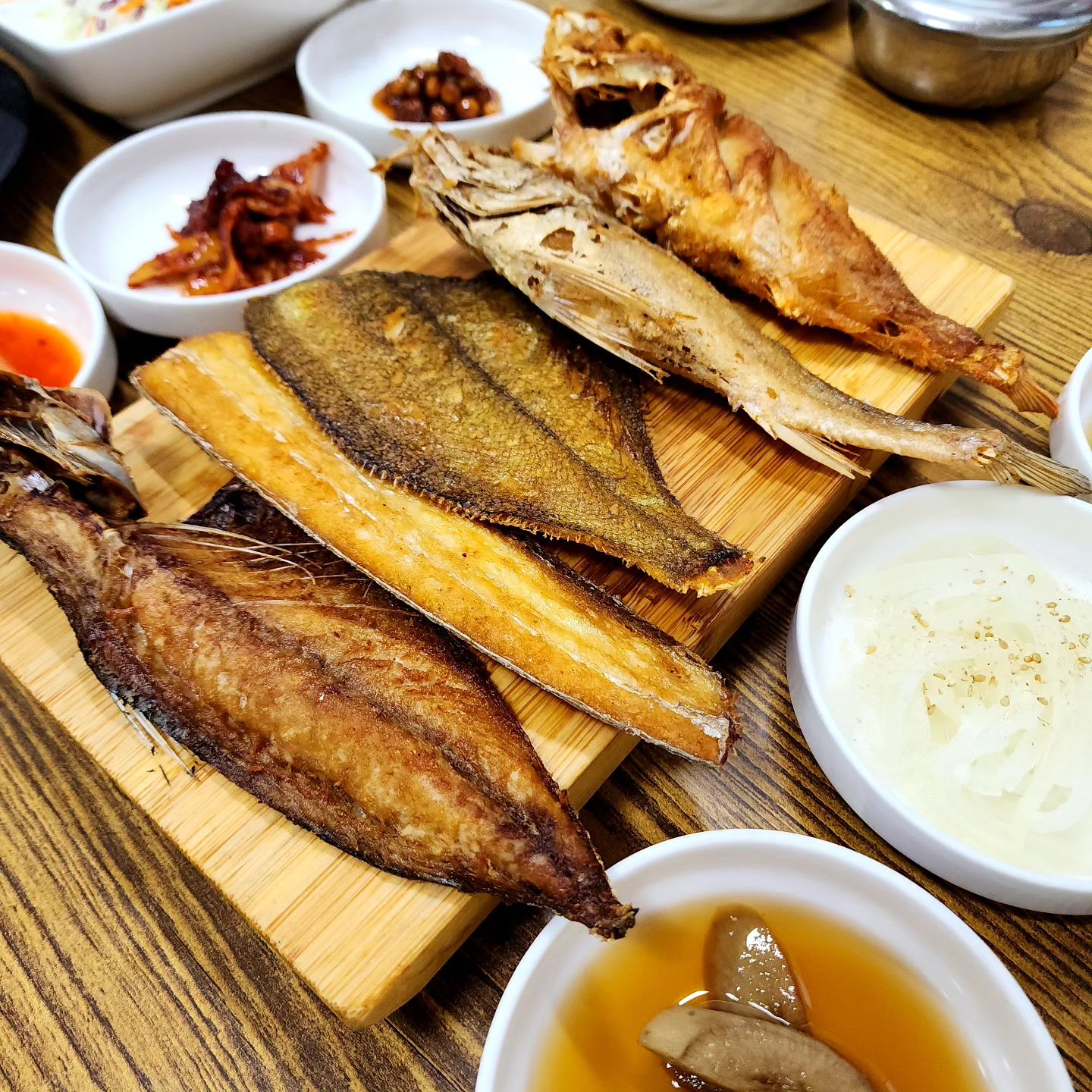 공기좋고 풍경도 너무 예쁜 
수목원에서 만나는 집밥 한상👍

겉은바삭, 속은 오통통한 
생선살에 고소한 된찌는 리얼밥도둑😎

집에서 굽기 힘든 생선을 
골고루 종류별로 도장깨기
할 수 있는 계령식당 🍽
.
.
✔️모듬생선구이정식 12.0
✔️갈치정식 11.0
✔️낚시갈치정식 23.0
.
.
✔️계령식당
✔️대구 달서구 대곡동 852-1
✔️매일 오전 11시 - 오후 9시 (1,3,5번째 화요일 휴무)