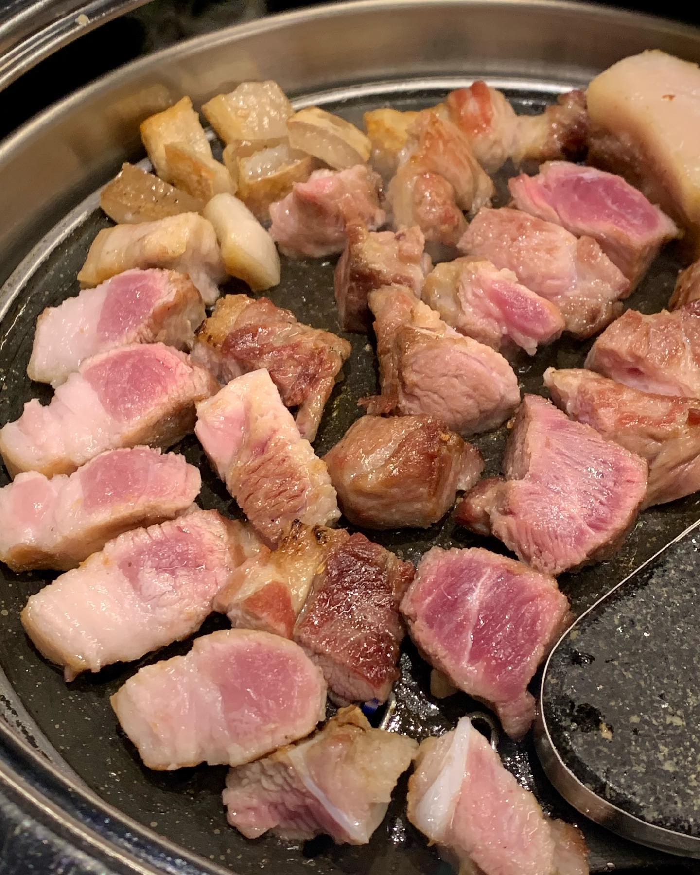 협재 제주 더 시즈닝🐽🍖
고기도 육즙가득 진짜 맛있게 구워주시고
시즈닝 소스와 반찬이 다양해서 좋았던“
마지막에 짭쪼롬 감칠맛있는 김치찌개로 마무리🥄✨
.
.
.
#제주도#함덕#함덕흑돼지맛집#먹스타그램#제주스타그램